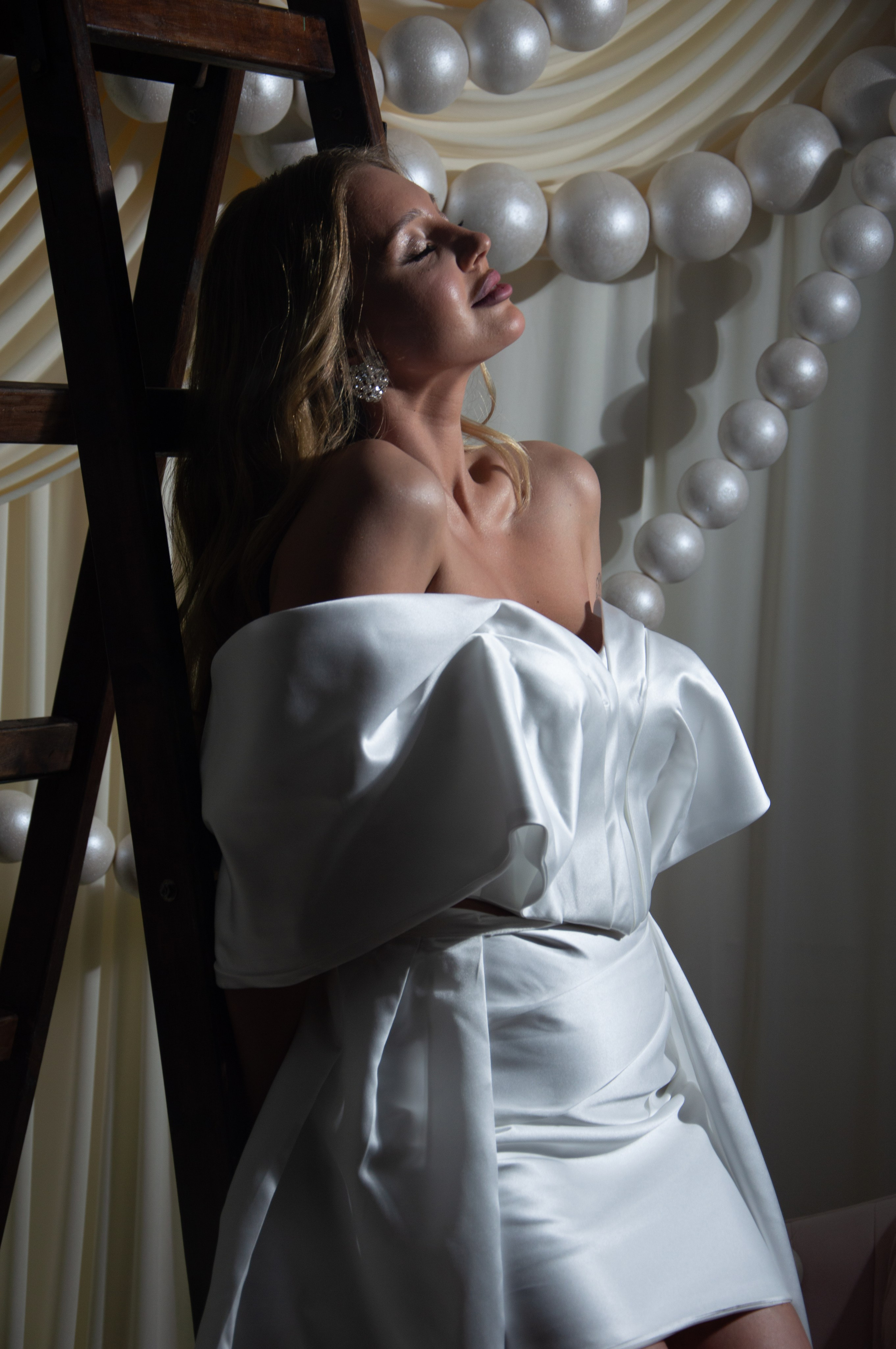 Загадочная девушка у лестницы улыбается. Фотосессия Хабаровск