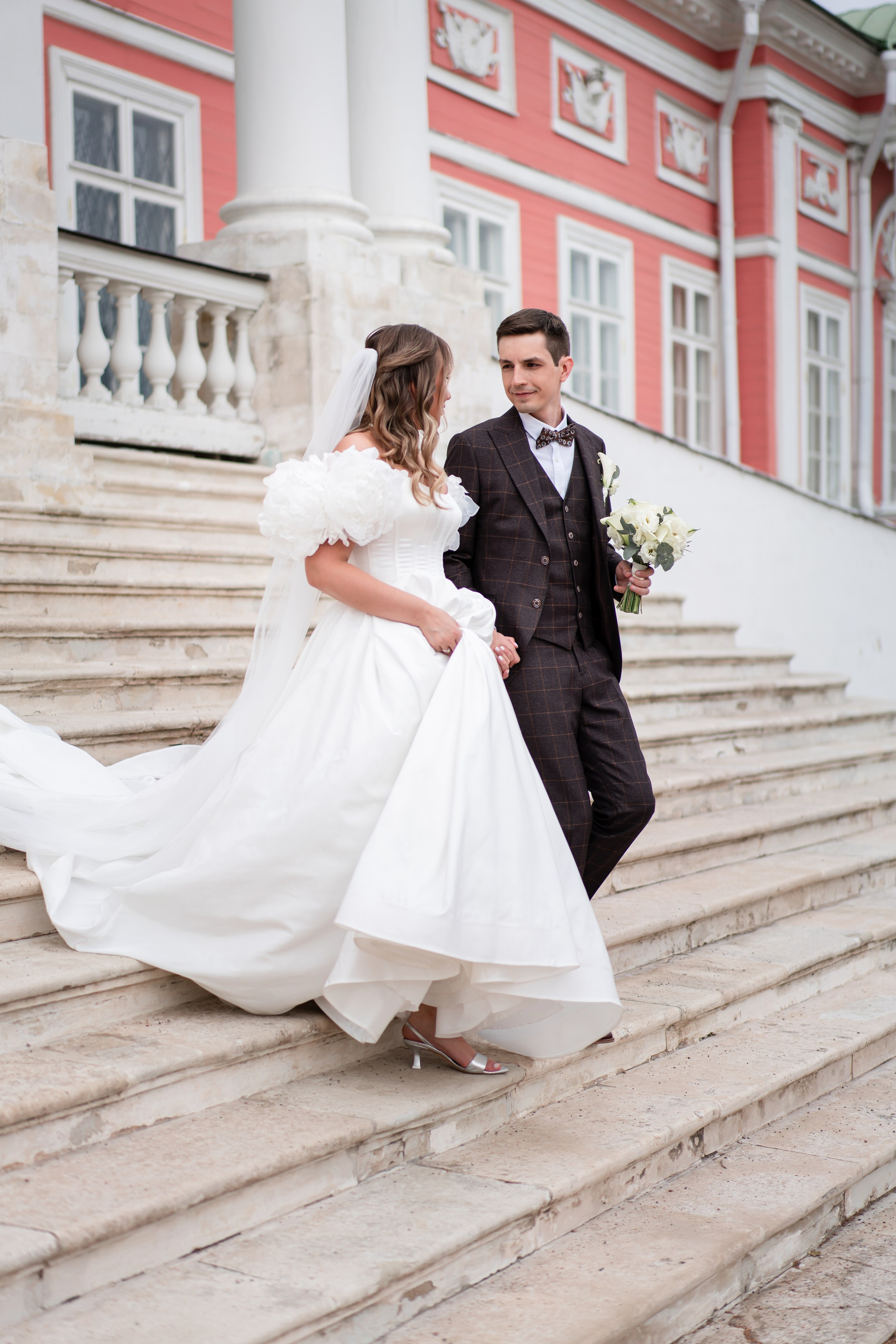 Свадебная фотосессия в отеле The St. Regis Moscow Nikolskaya. Свадебный фотограф Вера Климова