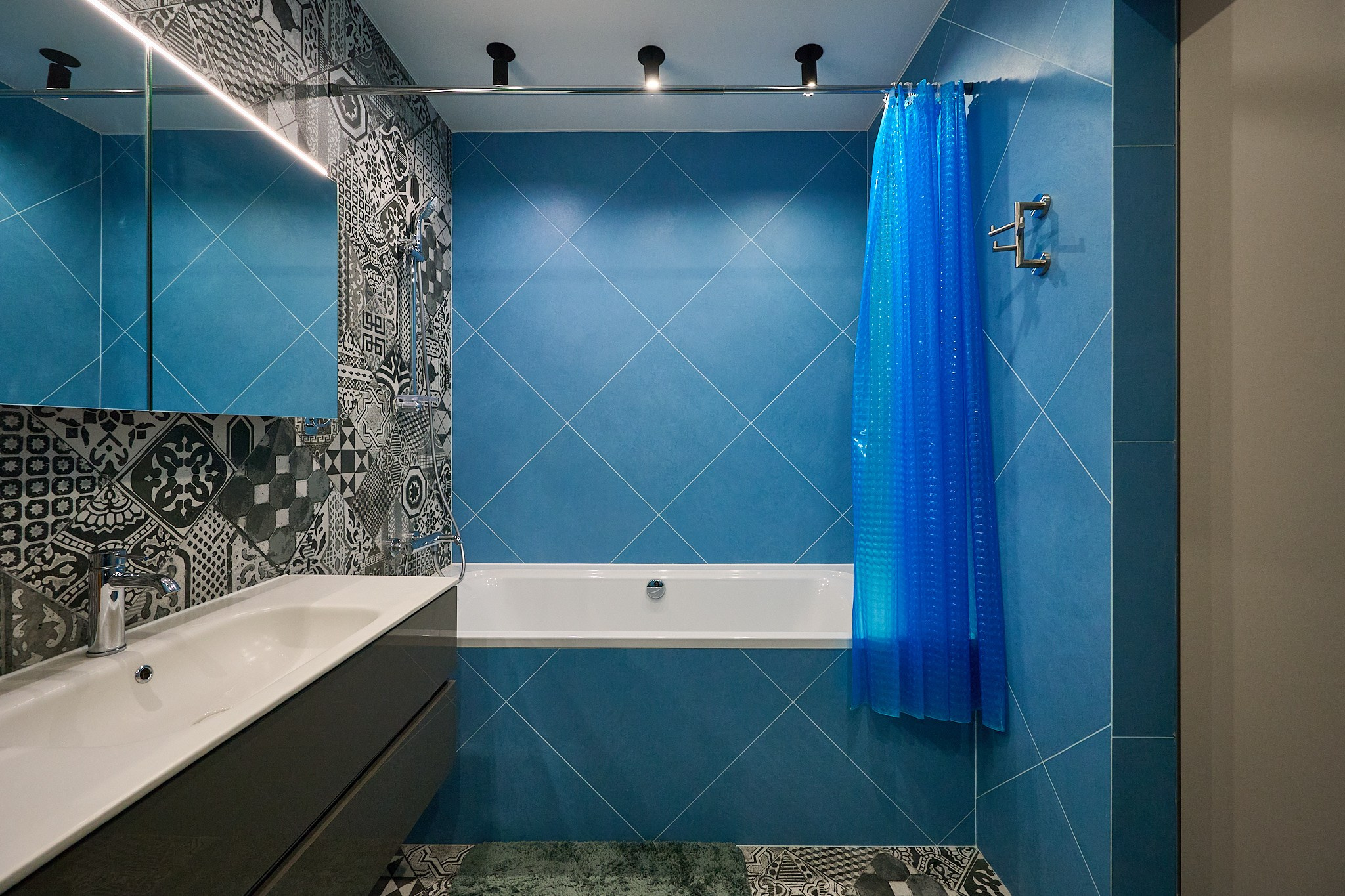 голубые стены ванная комната синие шторы 