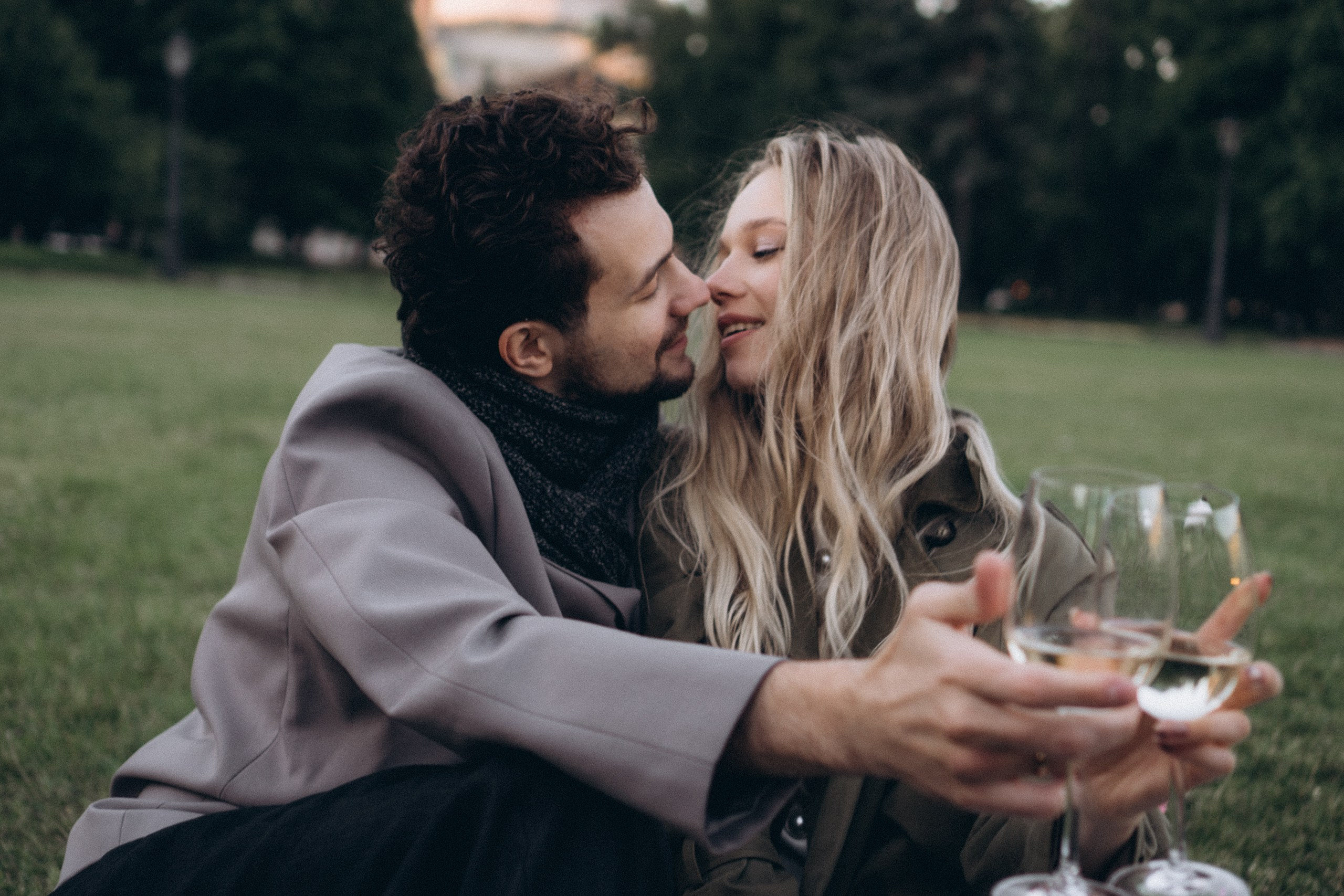 СВАДЕБНАЯ СЬЕМКА ПАРЫ НА РАССВЕТЕ В БЕЛЫЕ НОЧИ И ПРОГУЛКА С РАЗВОДНЫМИ МОСТАМИ И ПИКНИК ВОЗЛЕ ИСАКИЕВСКОГО СОБОРА. Профессиональный фотограф, Санкт-Петербург — Виктория Богомолова