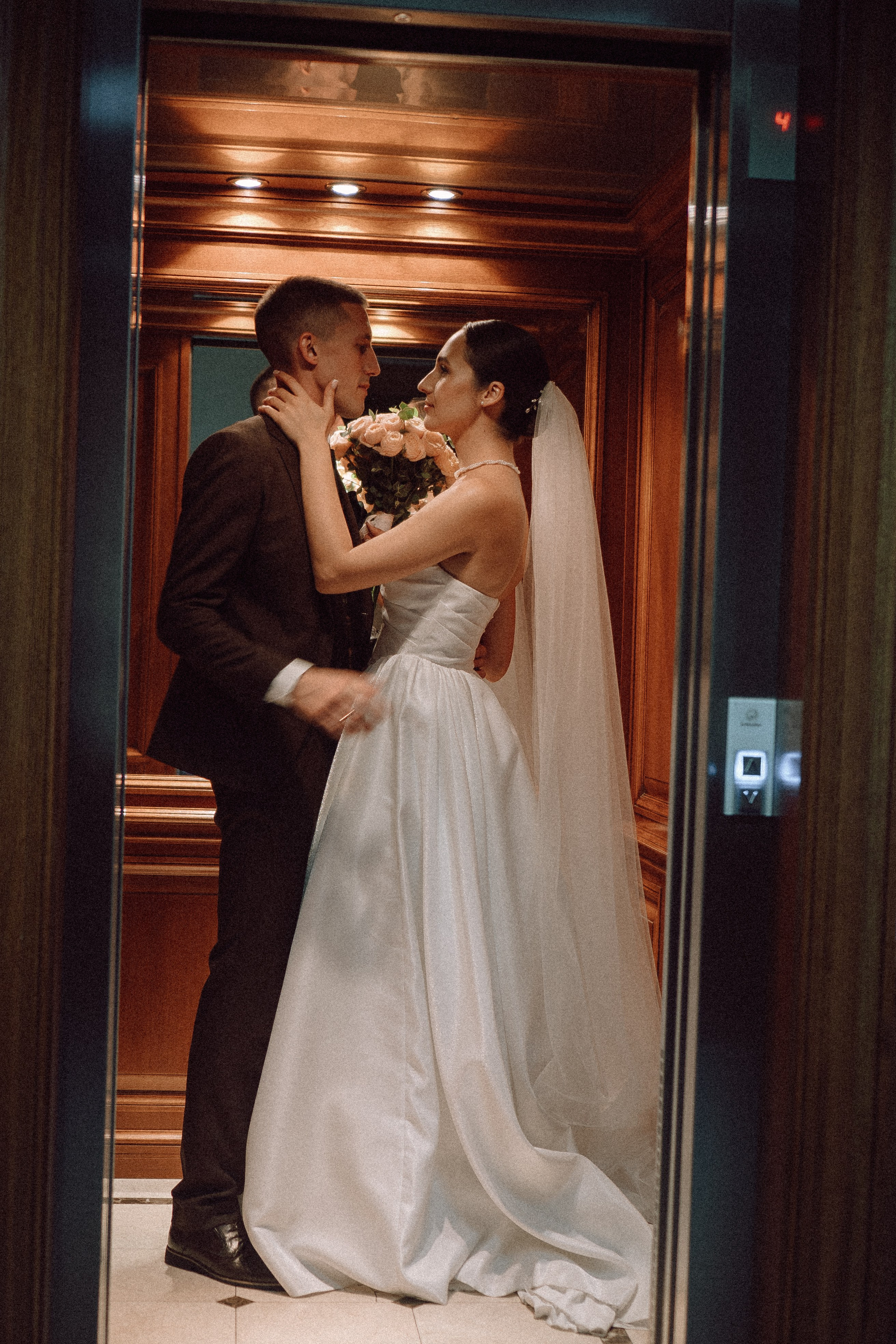 СВАДЕБНАЯ ПРОГУЛКА В САНТК-ПЕТЕРБУРГЕ (ИСАКИЕВСКИЙ СОБОР, ЗИМНЯЯ КАНАВКА, ЭРМИТАЖ И БОЛЬШАЯ МОРСКАЯ УЛИЦА). Профессиональный фотограф, Санкт-Петербург — Виктория Богомолова