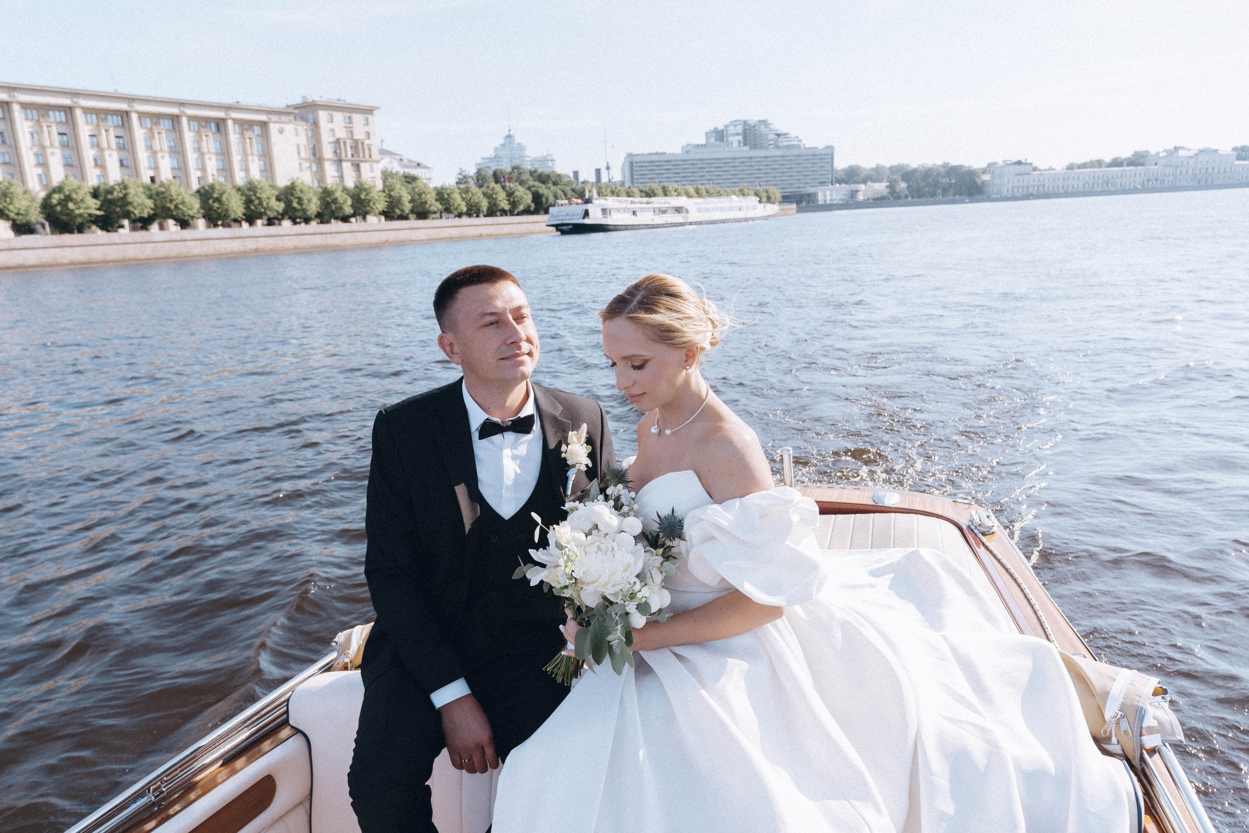 СВАДЕНБНАЯ СЬЕМКА НА КАТЕРЕ ПО КАНАЛАМ САНКТ-ПЕТЕРБУРГА И В АКВАТОРИИ НЕВЫ. Профессиональный фотограф, Санкт-Петербург — Виктория Богомолова