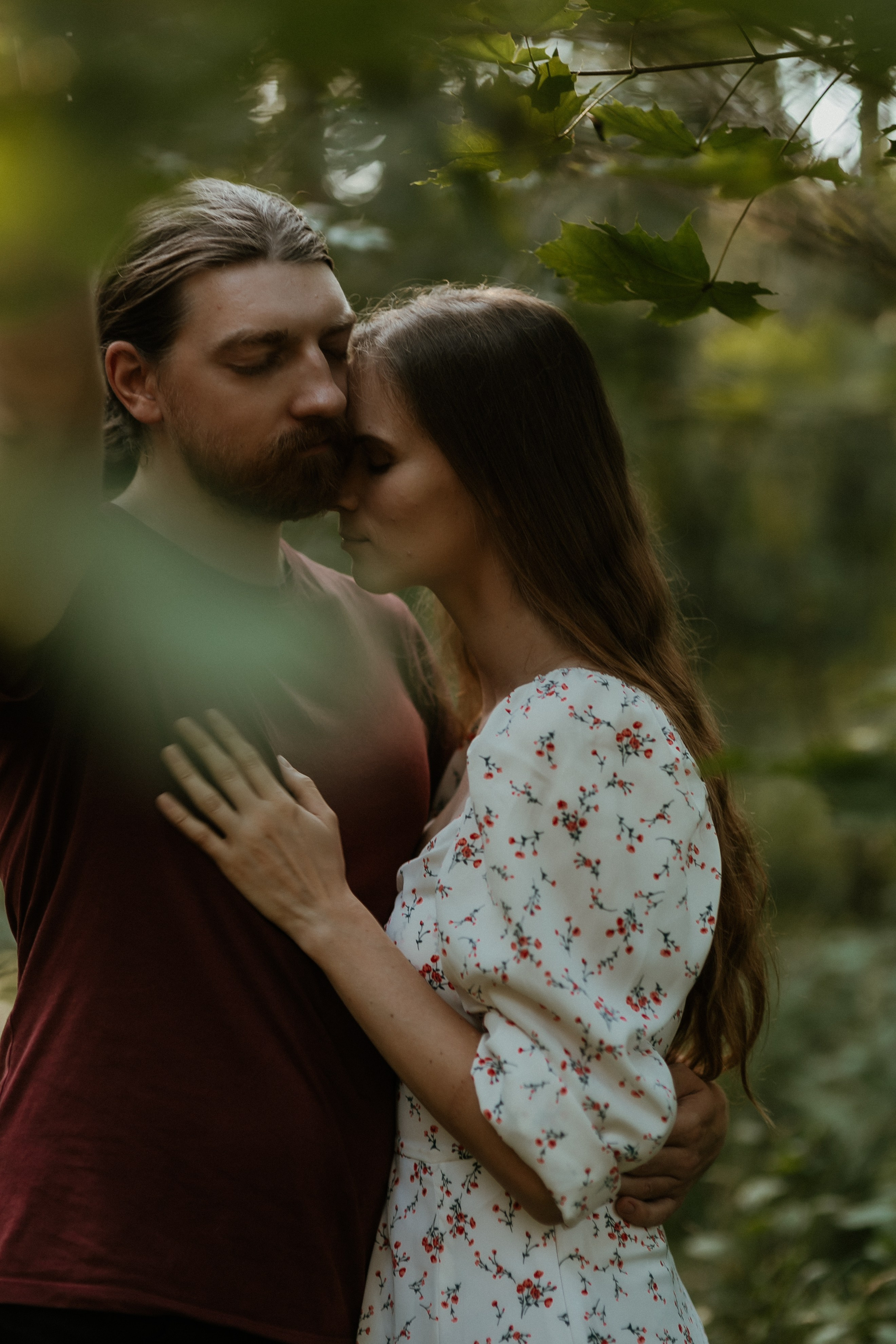 Атмосферная съемка Маши и Лёши в лесу наедине с природой. Свадебный и репортажный фотограф в Ярославле и Санкт-Петербурге Роман Микрюков