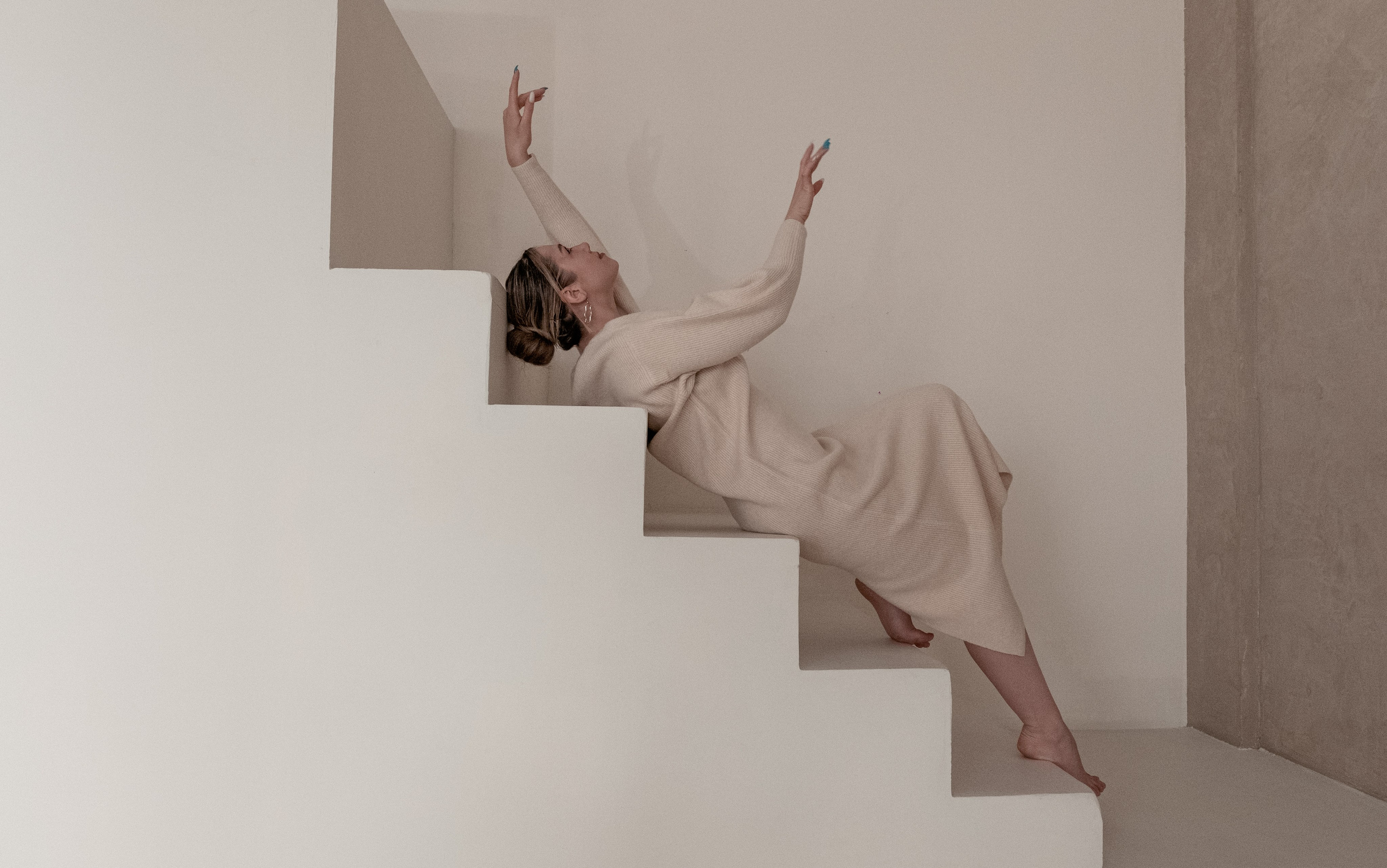 Девушка красиво лежит на лестнице эстетика