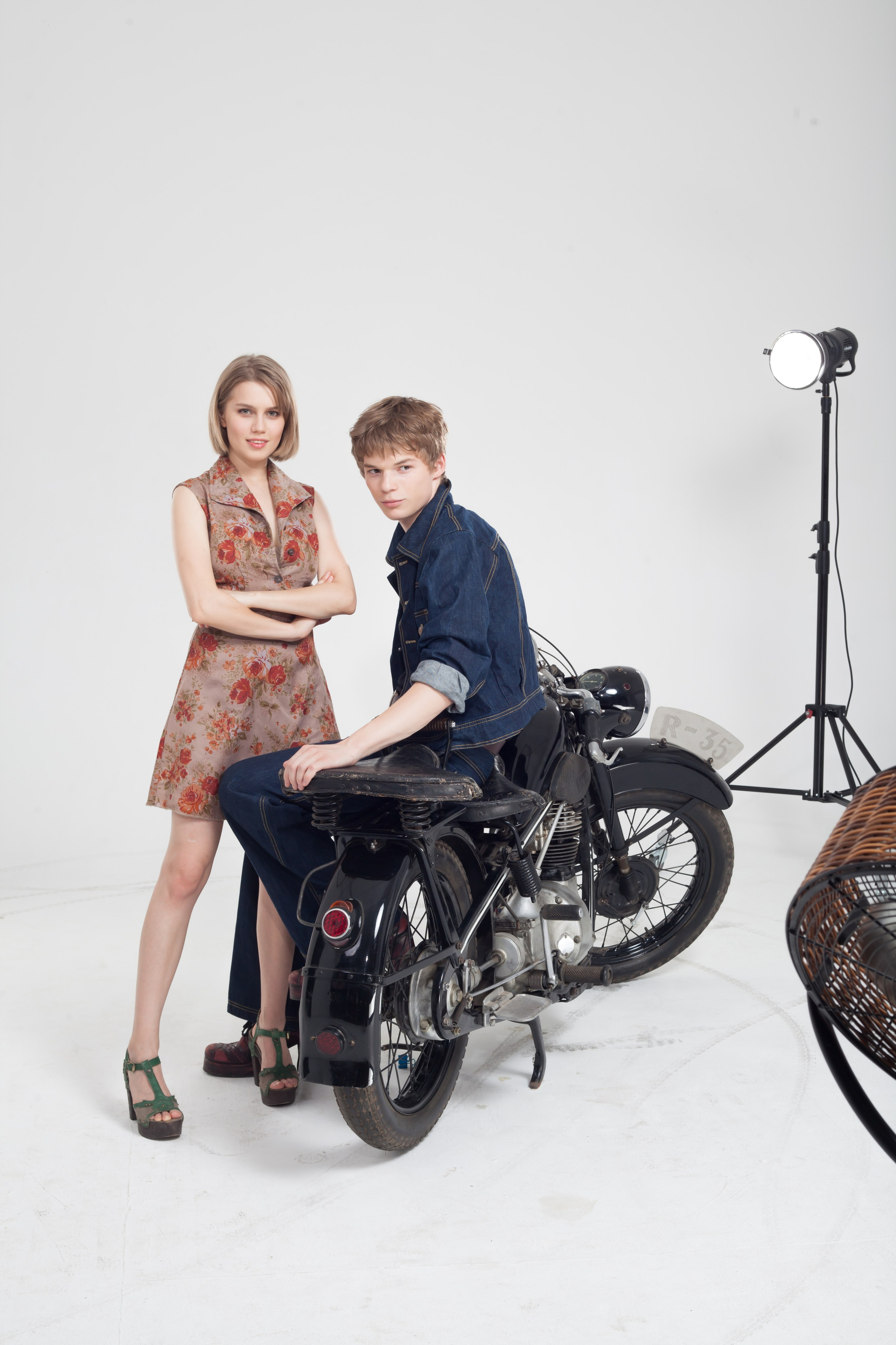 BACKSTAGE. Www.apowerstudio.com