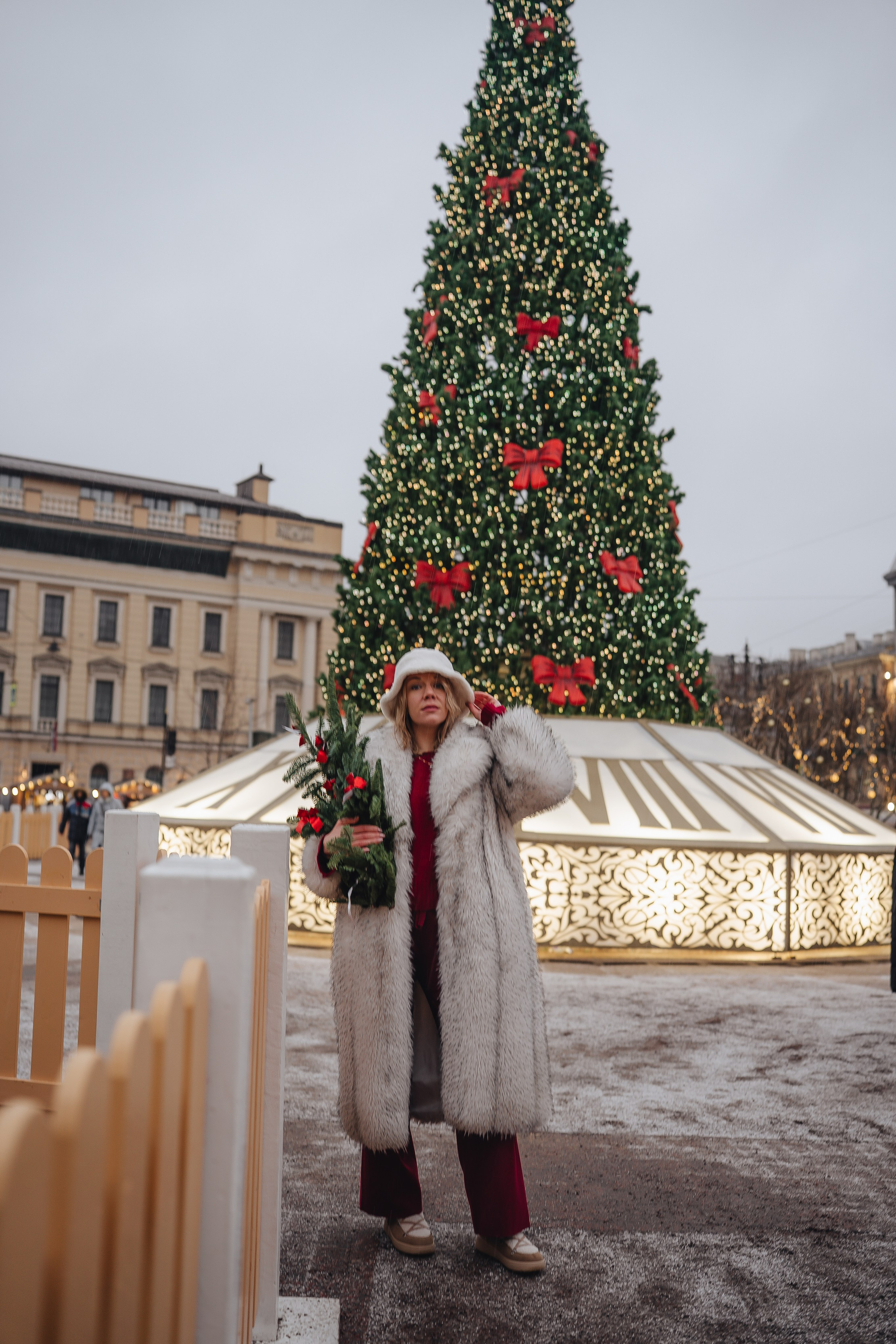 ПРОГУЛКА НА МАНЕЖНОЙ ПЛОЩАДИ ДЛЯ ДЕВУШКИ ПЕРЕД НОВЫМ ГОДОМ (НОВОГОДНЯЯ ФОТОСЕССИИЯ НА МАНЕЖНОЙ ПЛОЩАДИ). Профессиональный фотограф, Санкт-Петербург — Виктория Богомолова