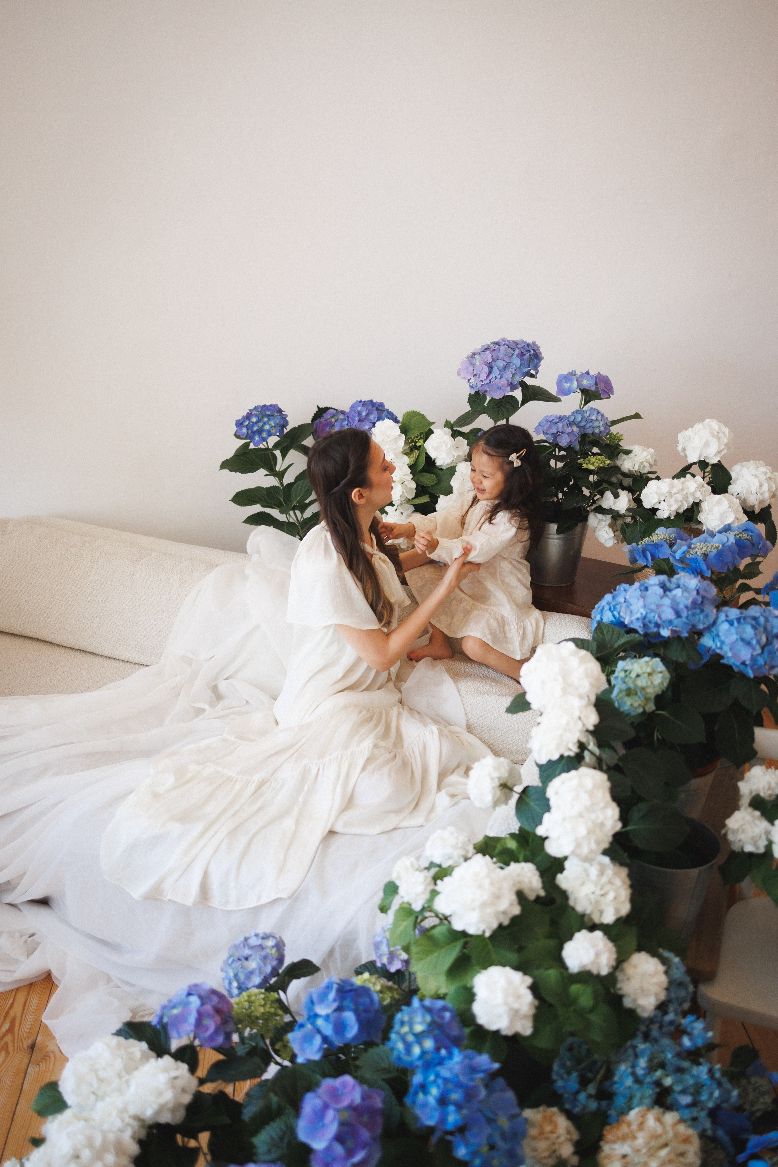 Фотосессия с живыми цветами Гортензии в фотостудии Space JOBS, город Краснодар. Семейный и детский фотограф в Краснодаре Анна Трашкова