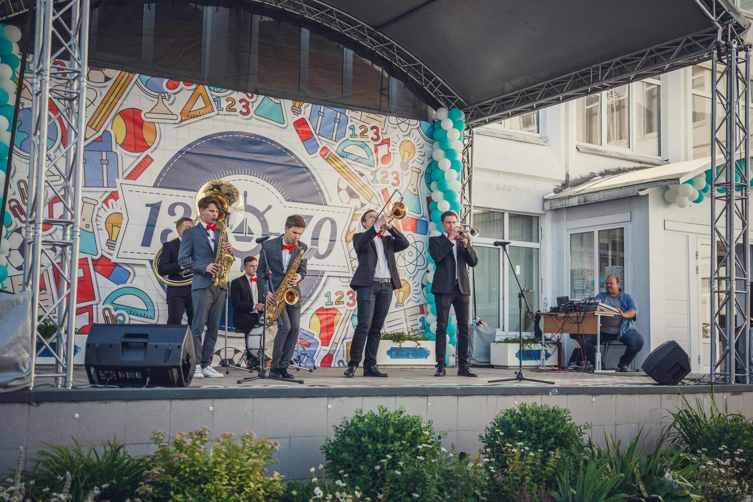 Выпускной 11 класс. Перед торжественной частью мероприятия. Семейный, женский фотограф Москве Лиза Лутцева