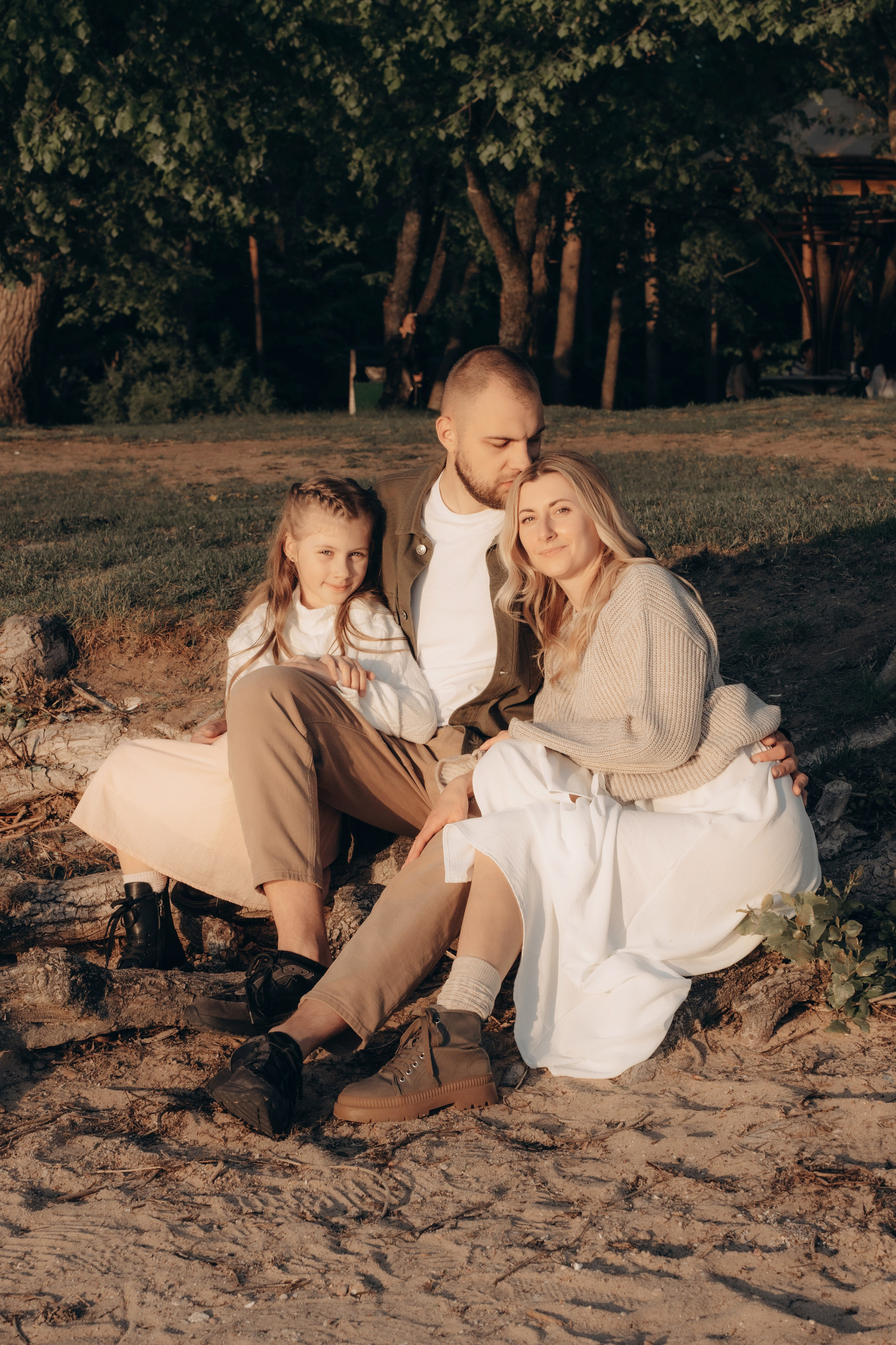 Весеннее тепло семьи на берегу Минского моря. Ваш семейный фотограф в Минске — Вика Трегубова