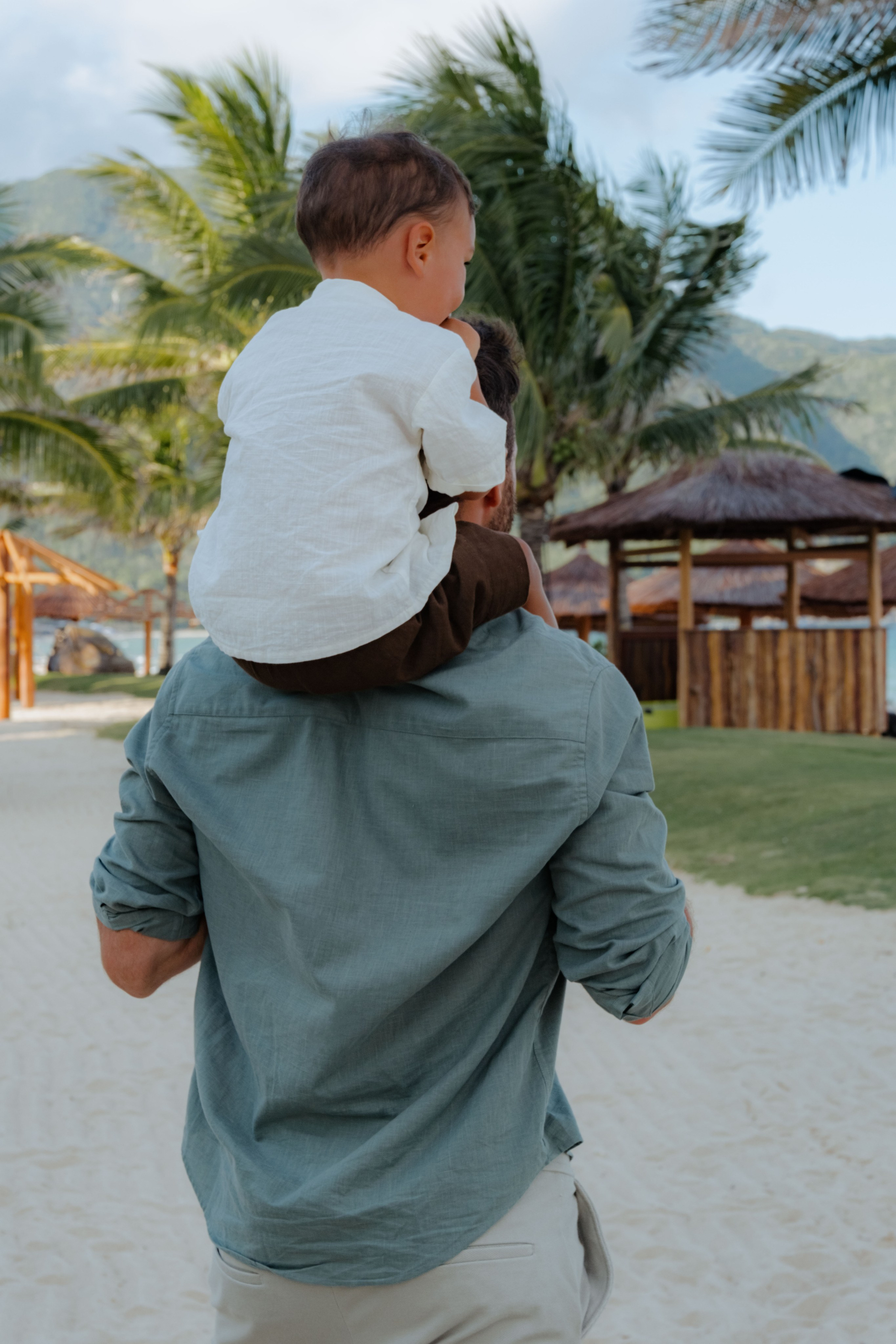 Mother and daughters. Portrait photographer Nha Trang | Julia Meshanina
