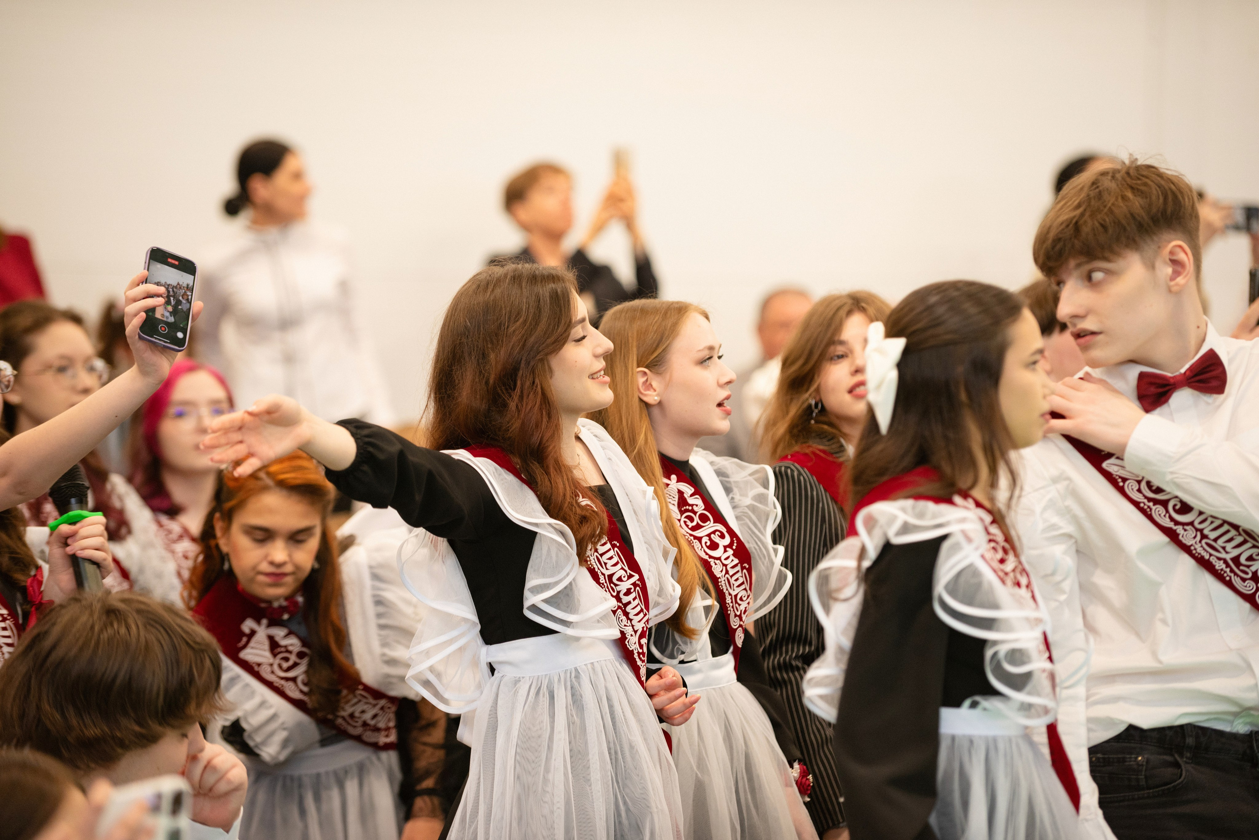 Съёмка выпускного в школе для 11 класса в Сургуте от профессионального школьного фотографа