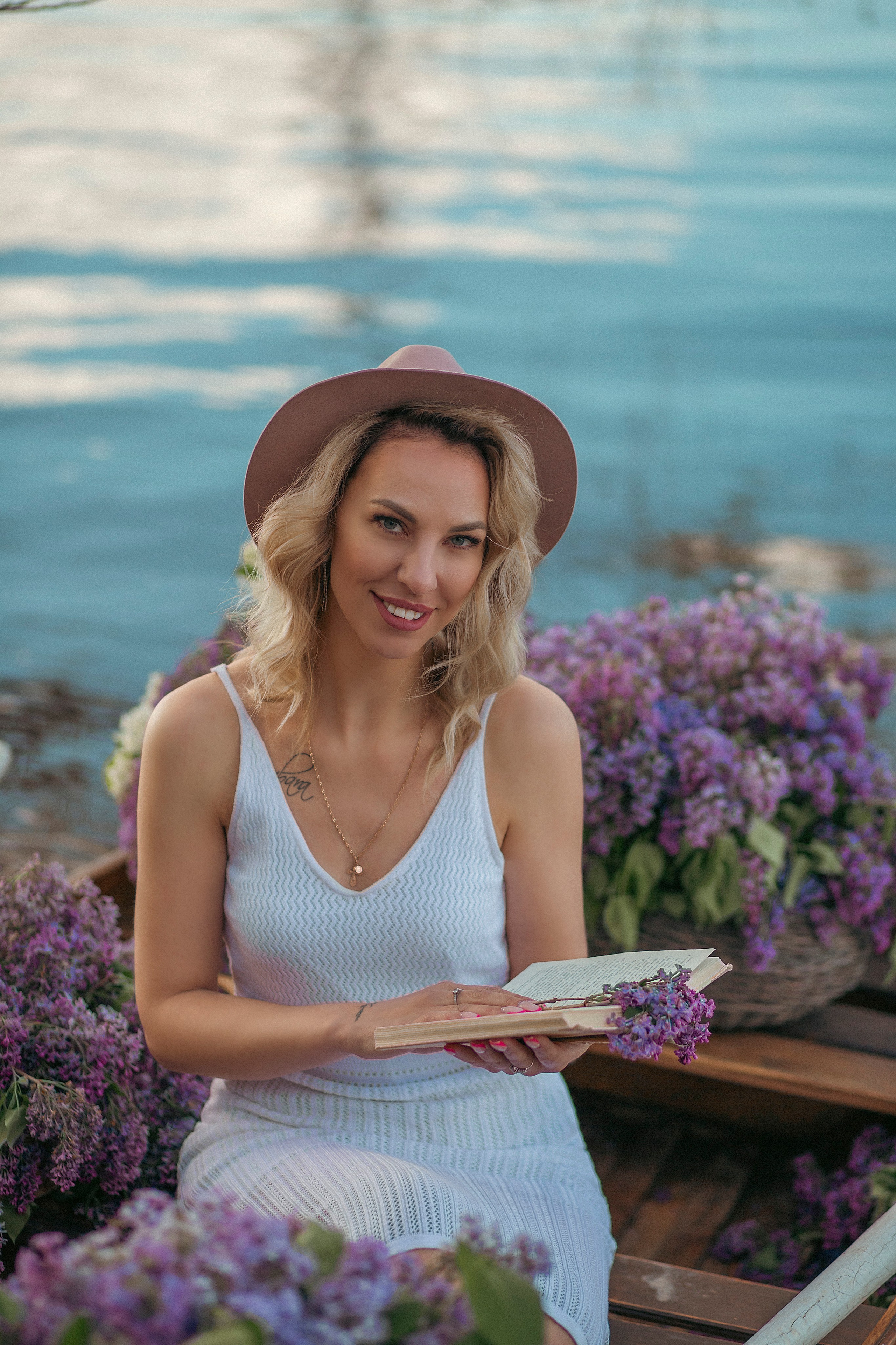 Яна в лодке с сиренью. Фотограф Ольга Бобб Нижний Новгород