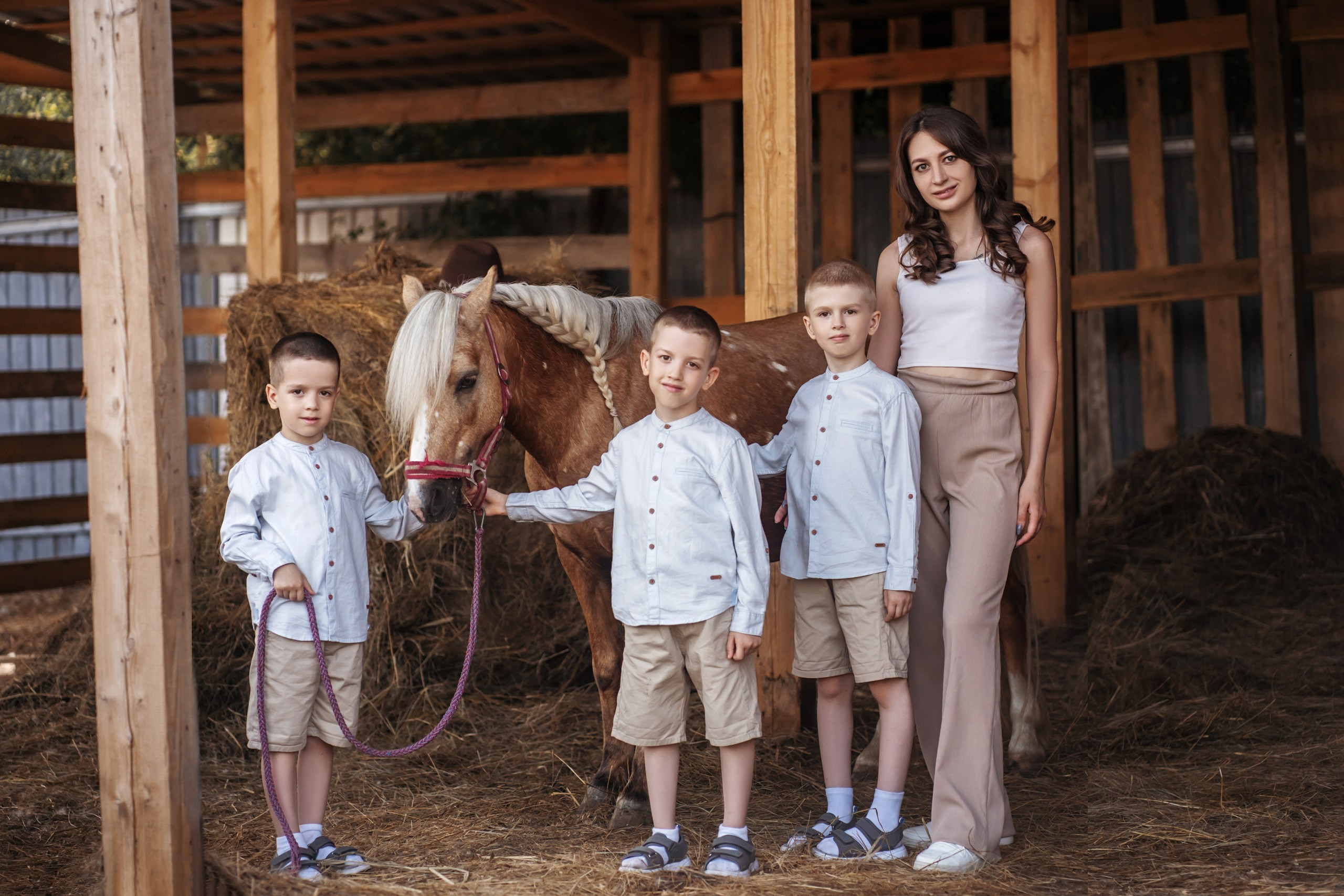 В конюшне. Мила Посвит Фотограф новорожденных в Тобольске