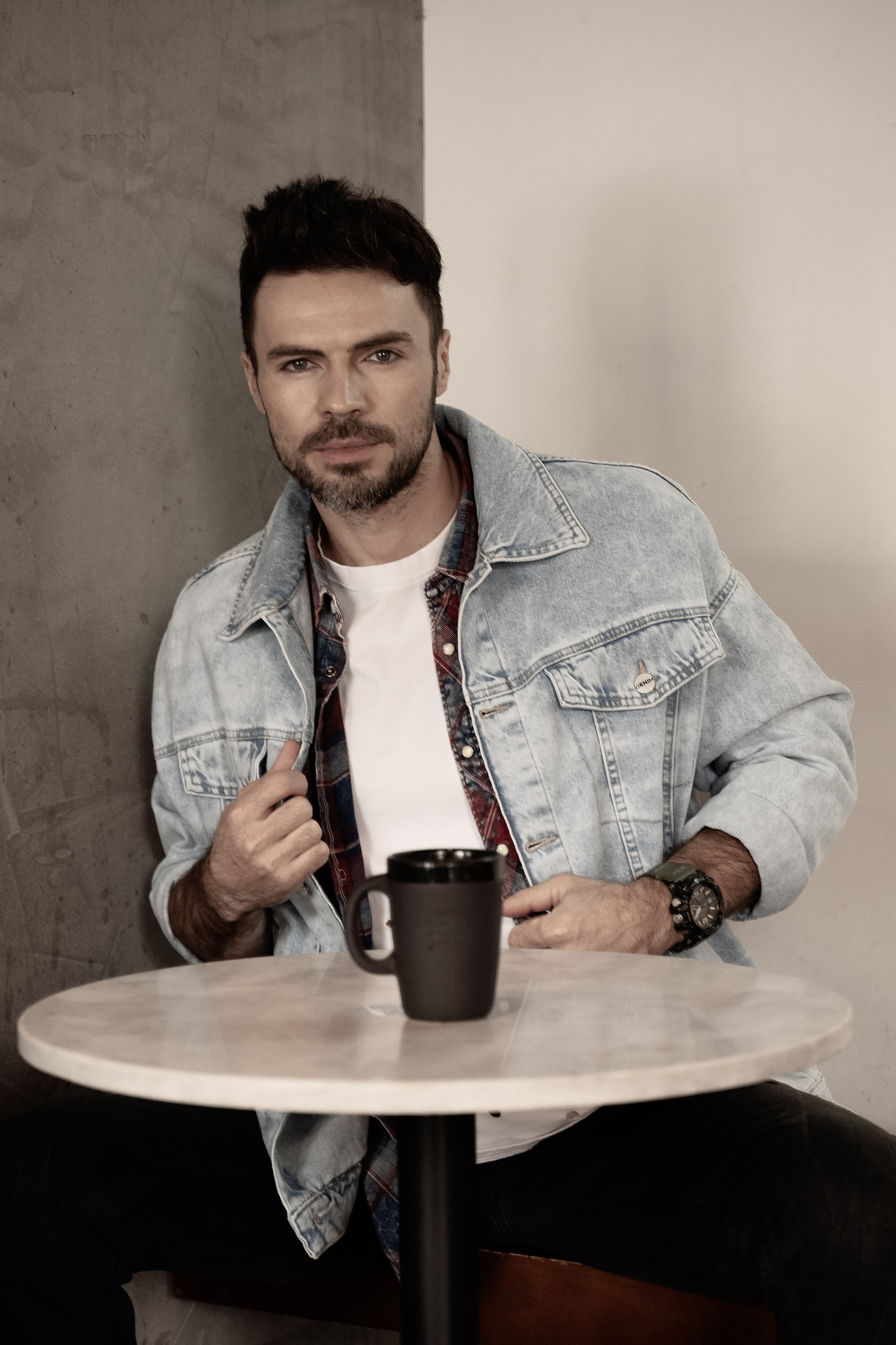 Красавчик в кафе. Главная