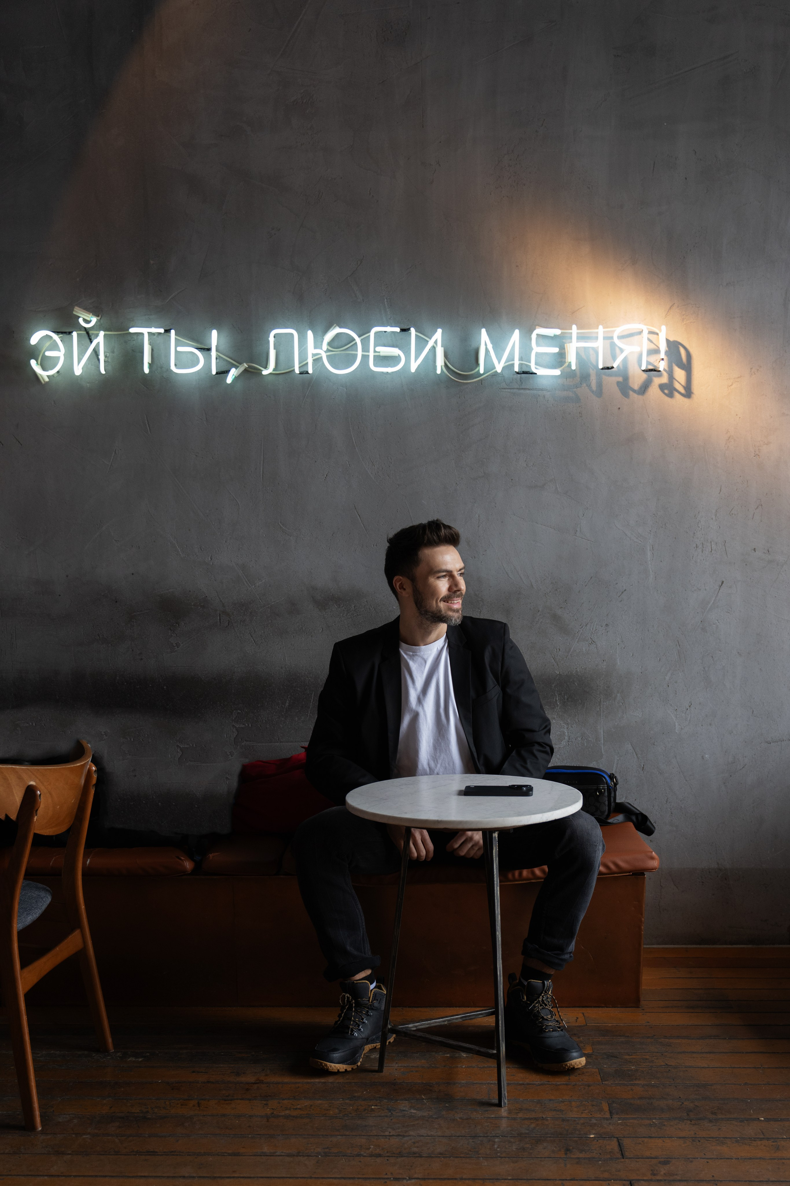 Красавчик в кафе. Главная