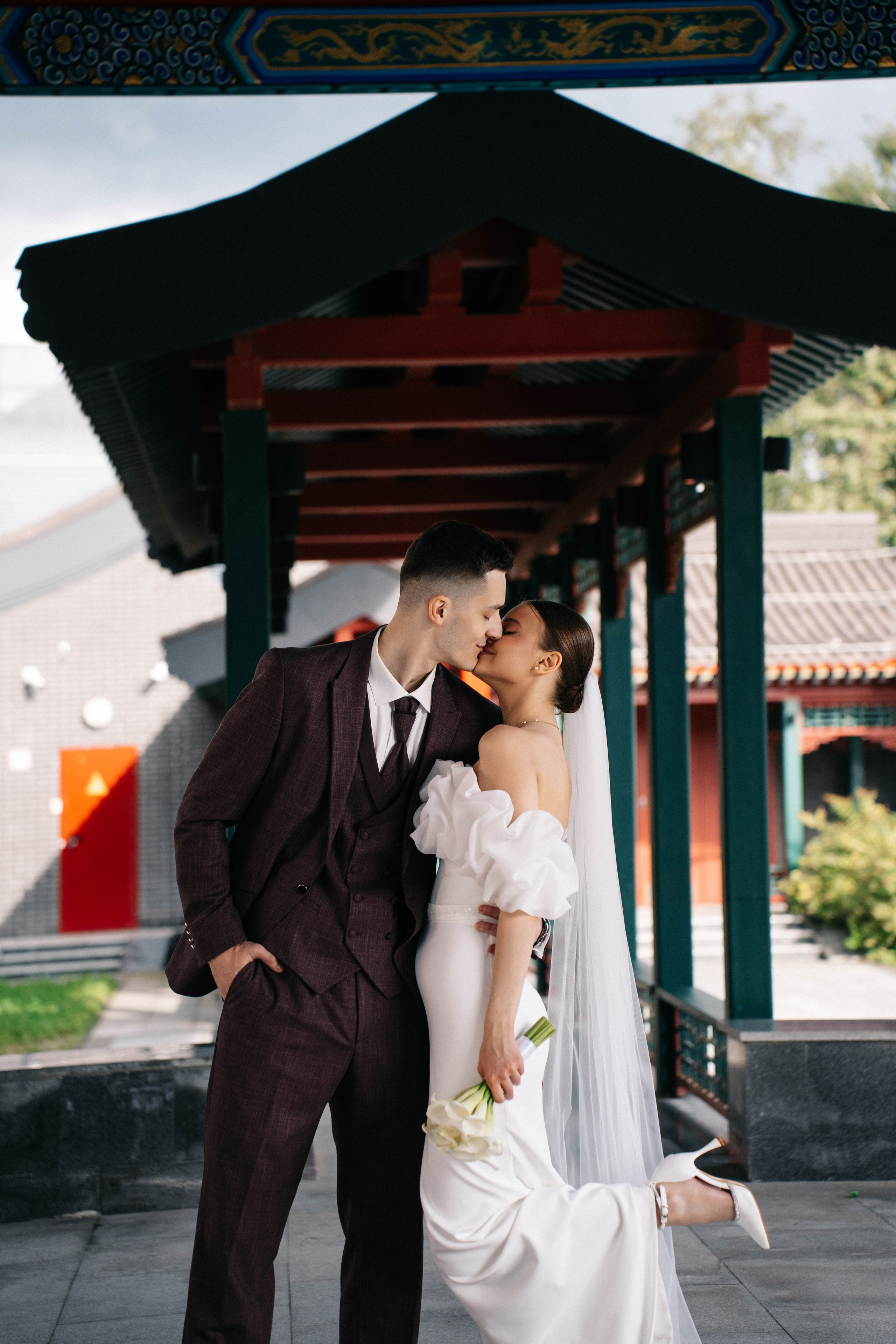 Свадебная фотосессия в Бутырском ЗАГС (Дворец Бракосочетания № 4) и прогулка в отеле Solux (Солюкс)