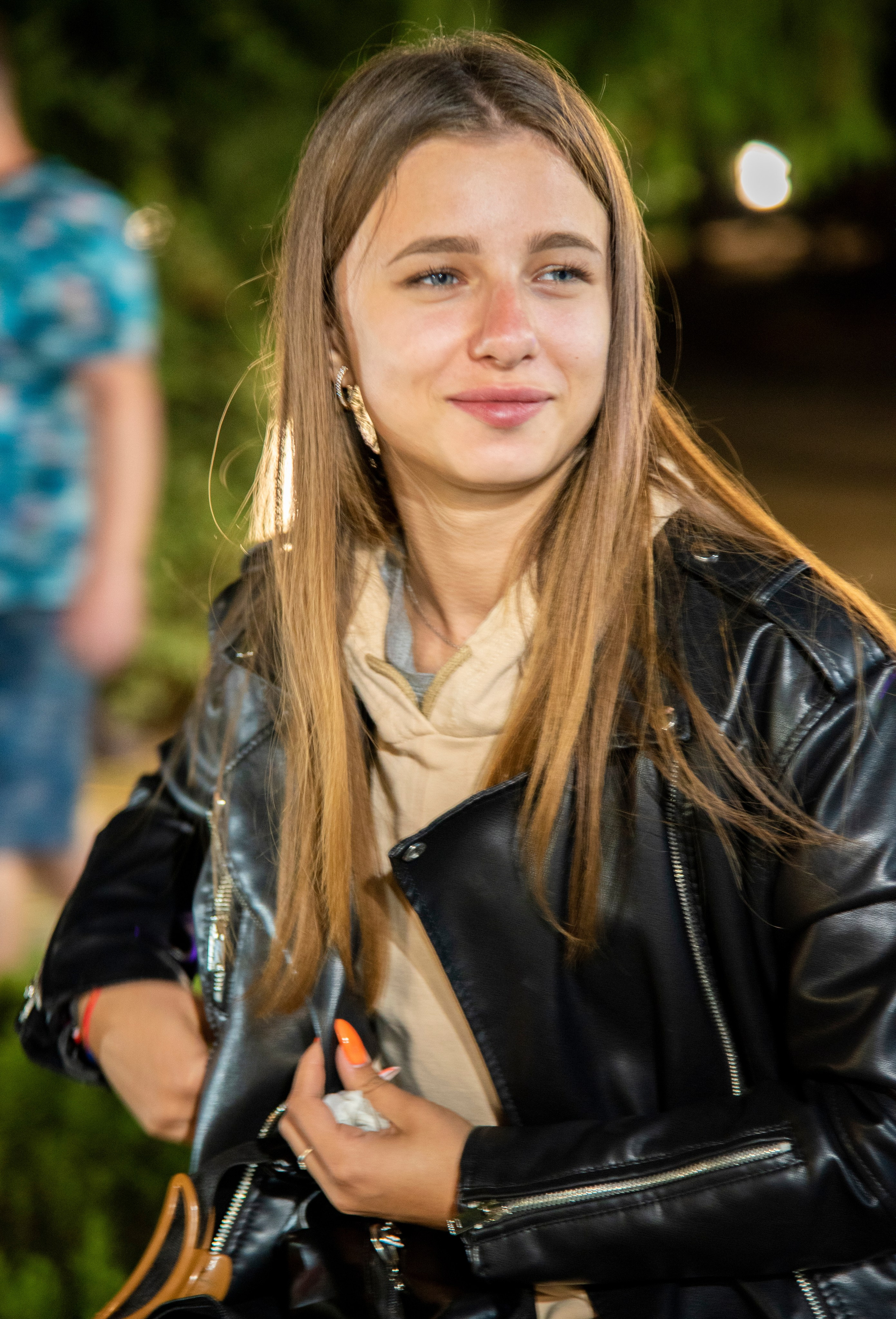 Девушка в кожаной куртке, вечер. посёлок Лазоревское