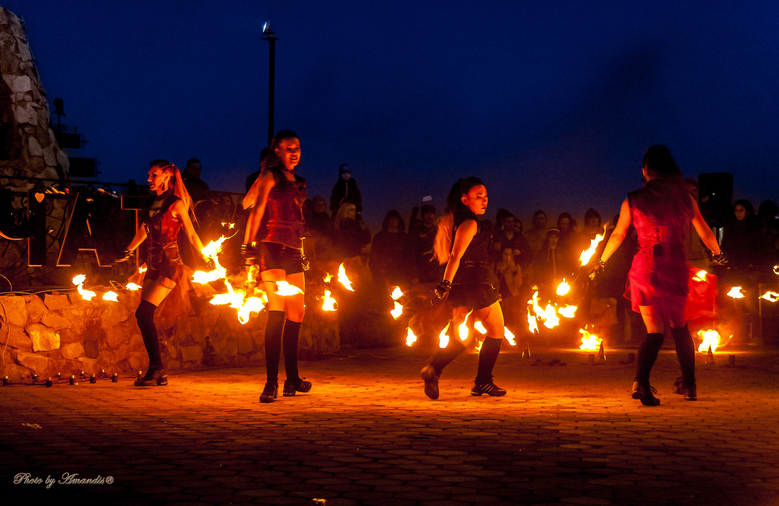 Огненное шоу у памятника «Здесь начинается Россия». Камчатка. Май 2017. Репортажная съемка в Москве и области. Анималистика