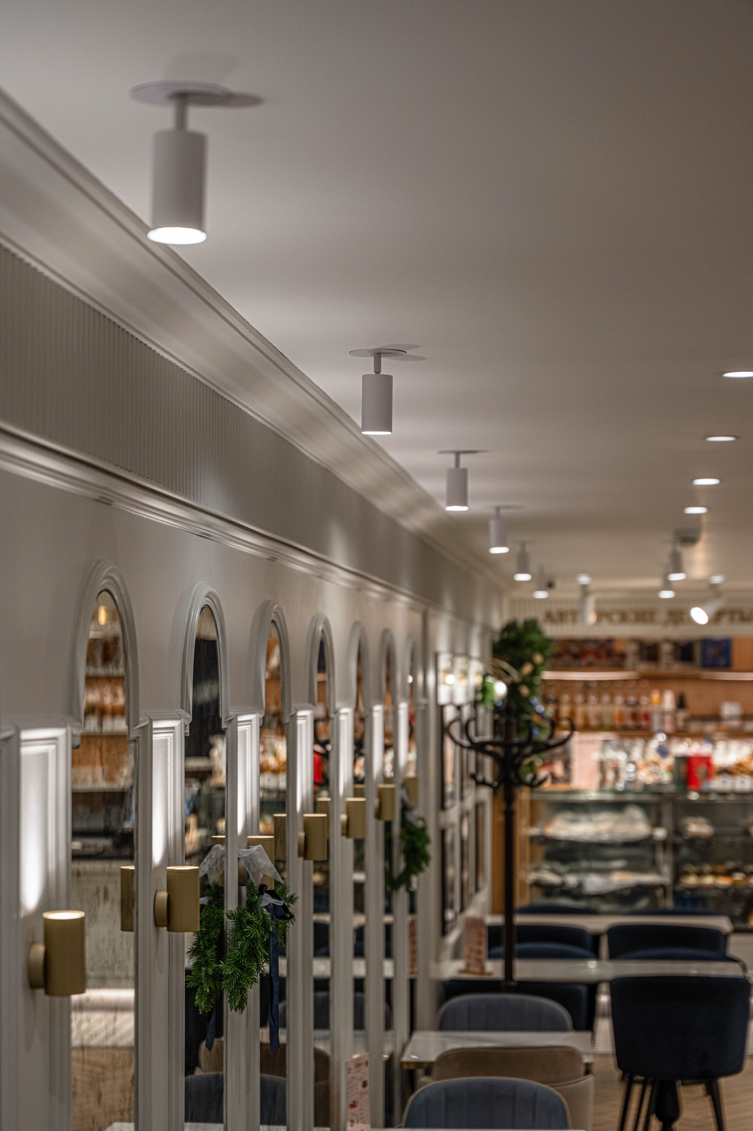 Фотосъемка освещения Maytoni в кафе Север. Интерьерный и репортажный фотограф в Санкт-Петербурге