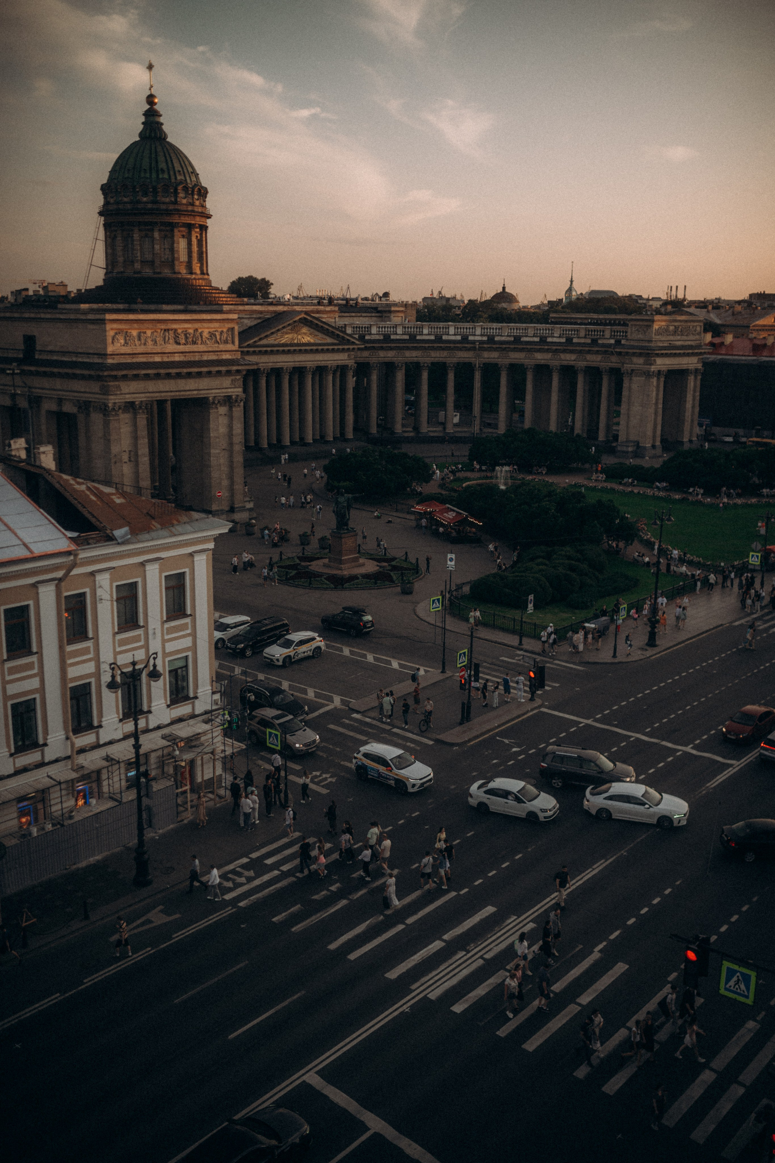 Мы сидим на питерской, теплой крыше. Фотограф в Санкт Петербурге Лара Великова