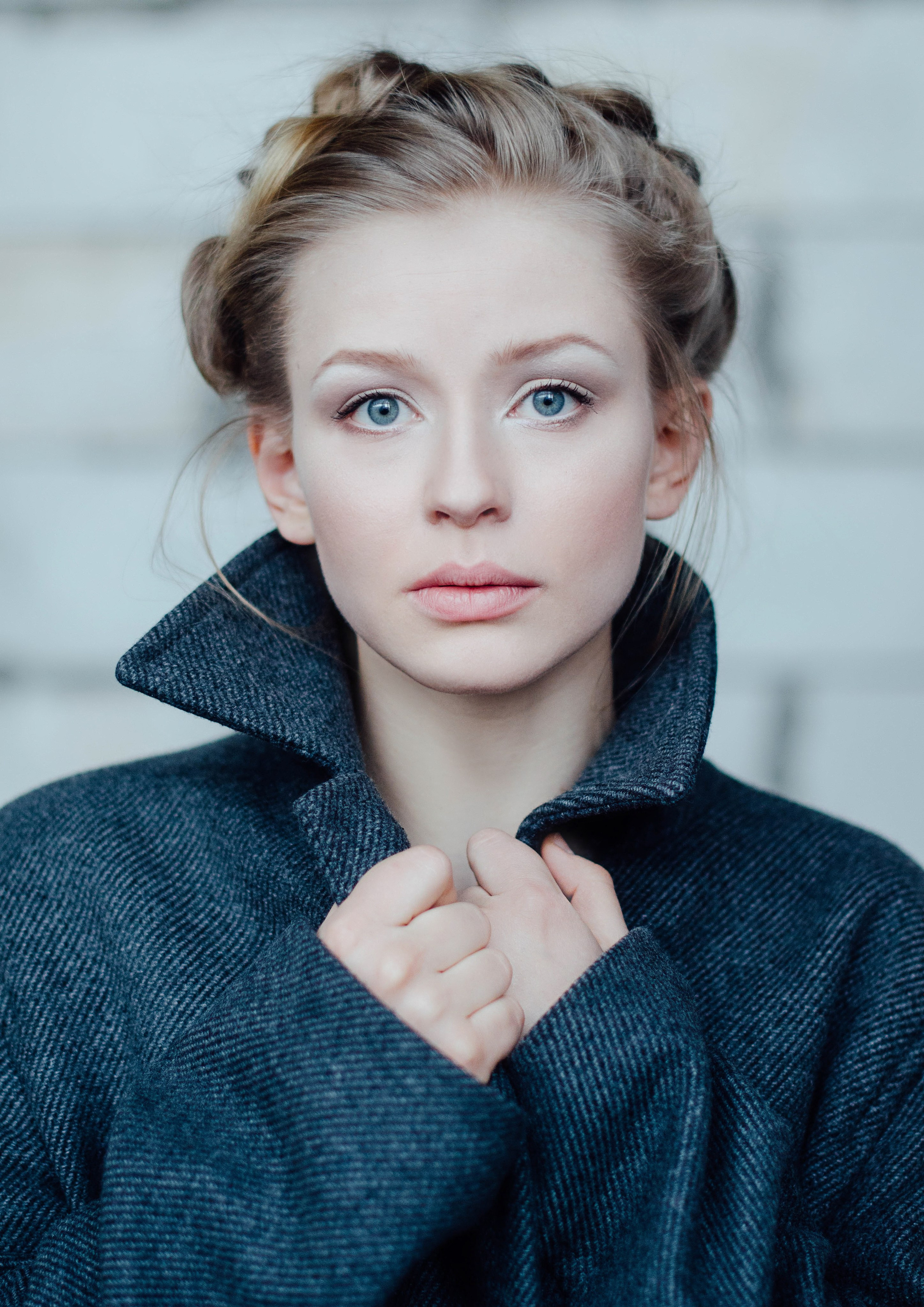 Юлия Пересильд в сером мужском пальто на фотографии Сергея Гаврилова