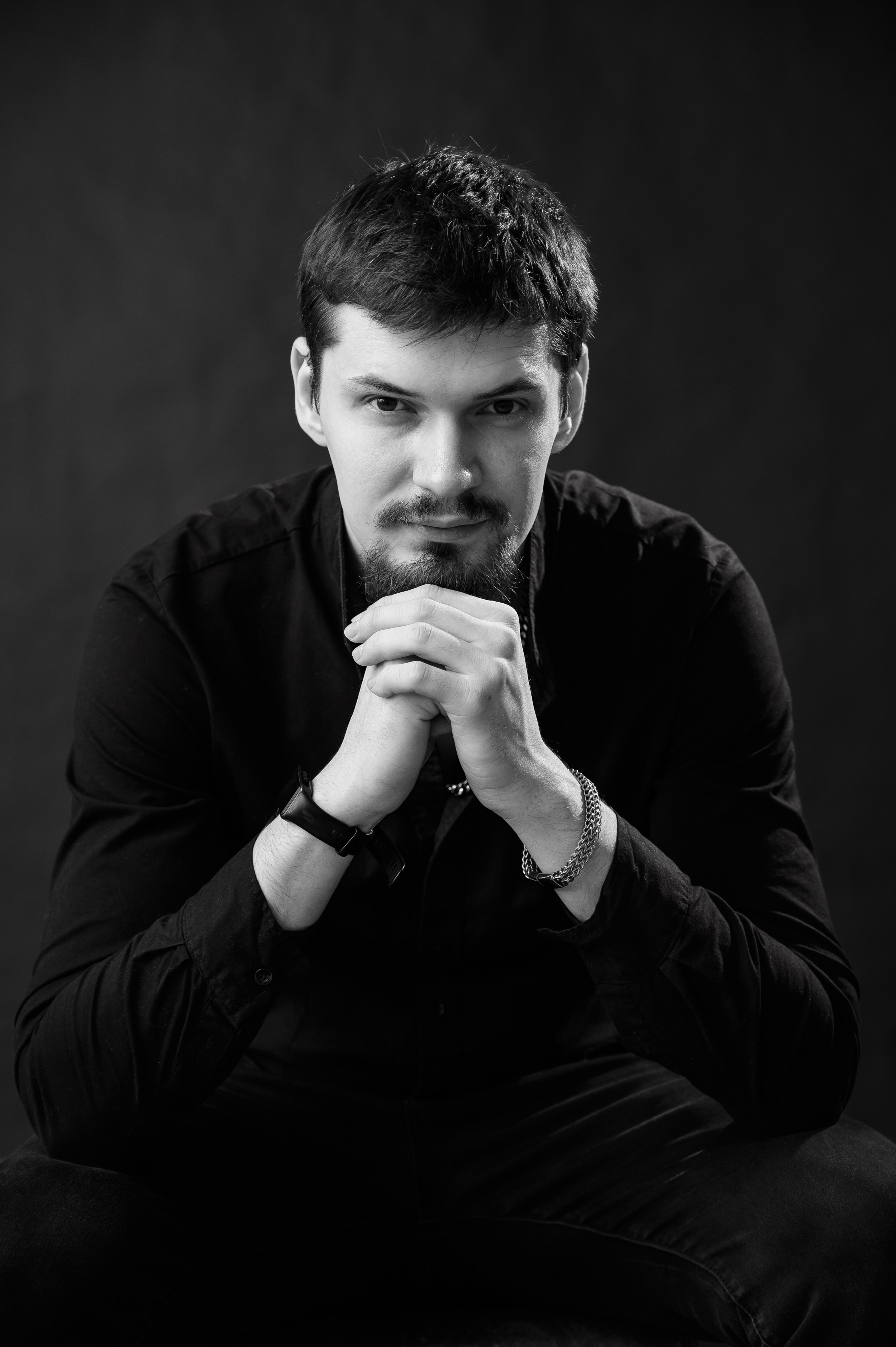Мужская студийная фотосессия в Казани с использованием классического черно-белого стиля. Автор фото Алексей Клейменов