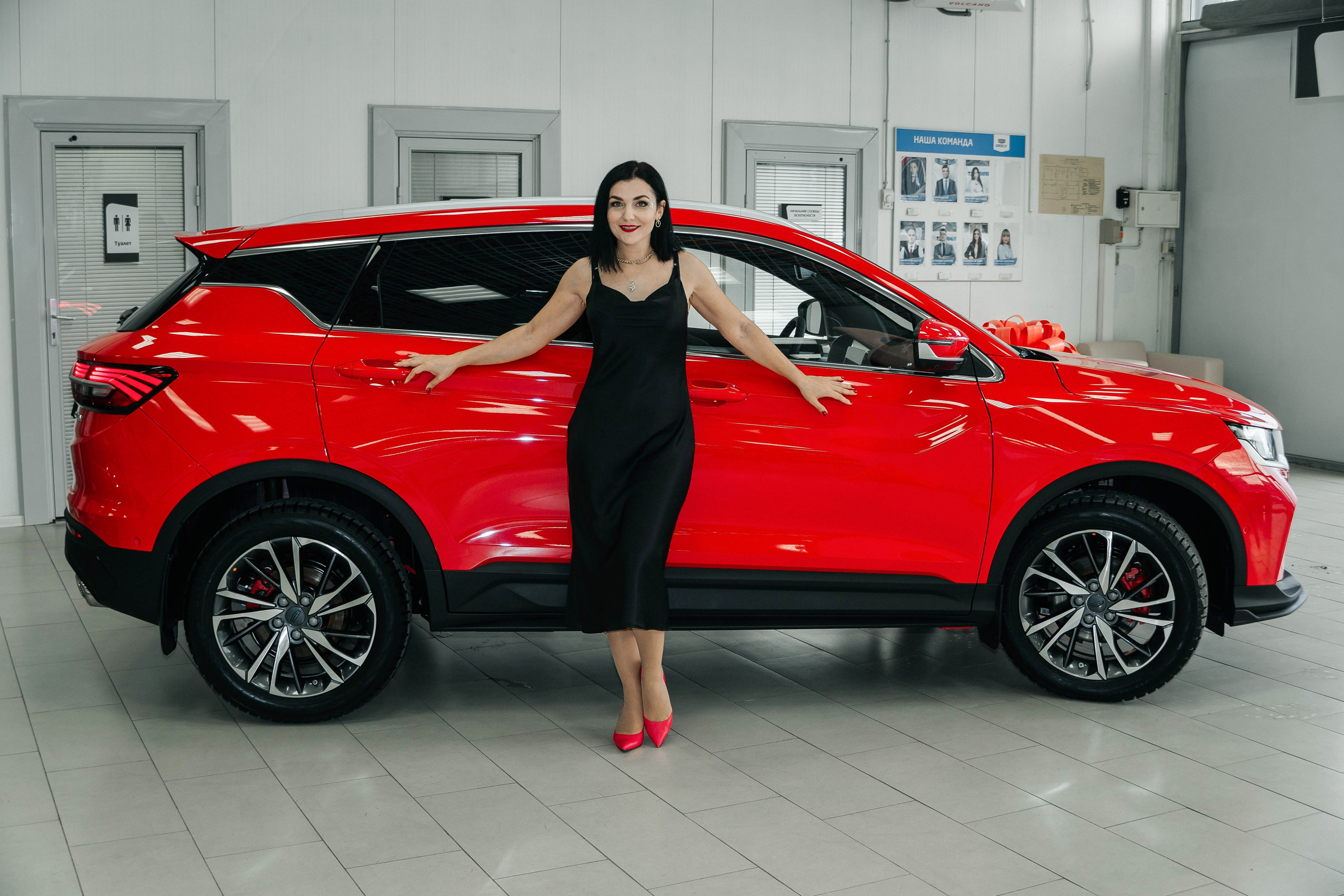 В автосалоне. Получение ключей от автомобиля. Женский, семейный и детский фотограф в Тюмени Диана Осипова