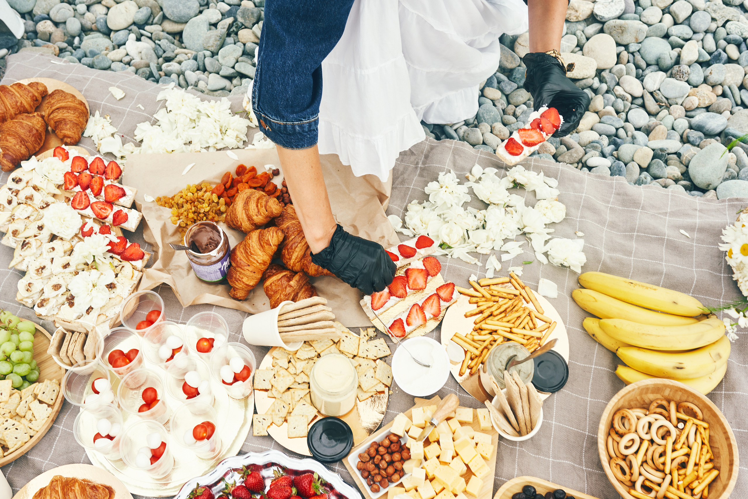 Репортажная съемка женского пикника на берегу Черного моря. Фотограф в Сочи Катя Гончарова