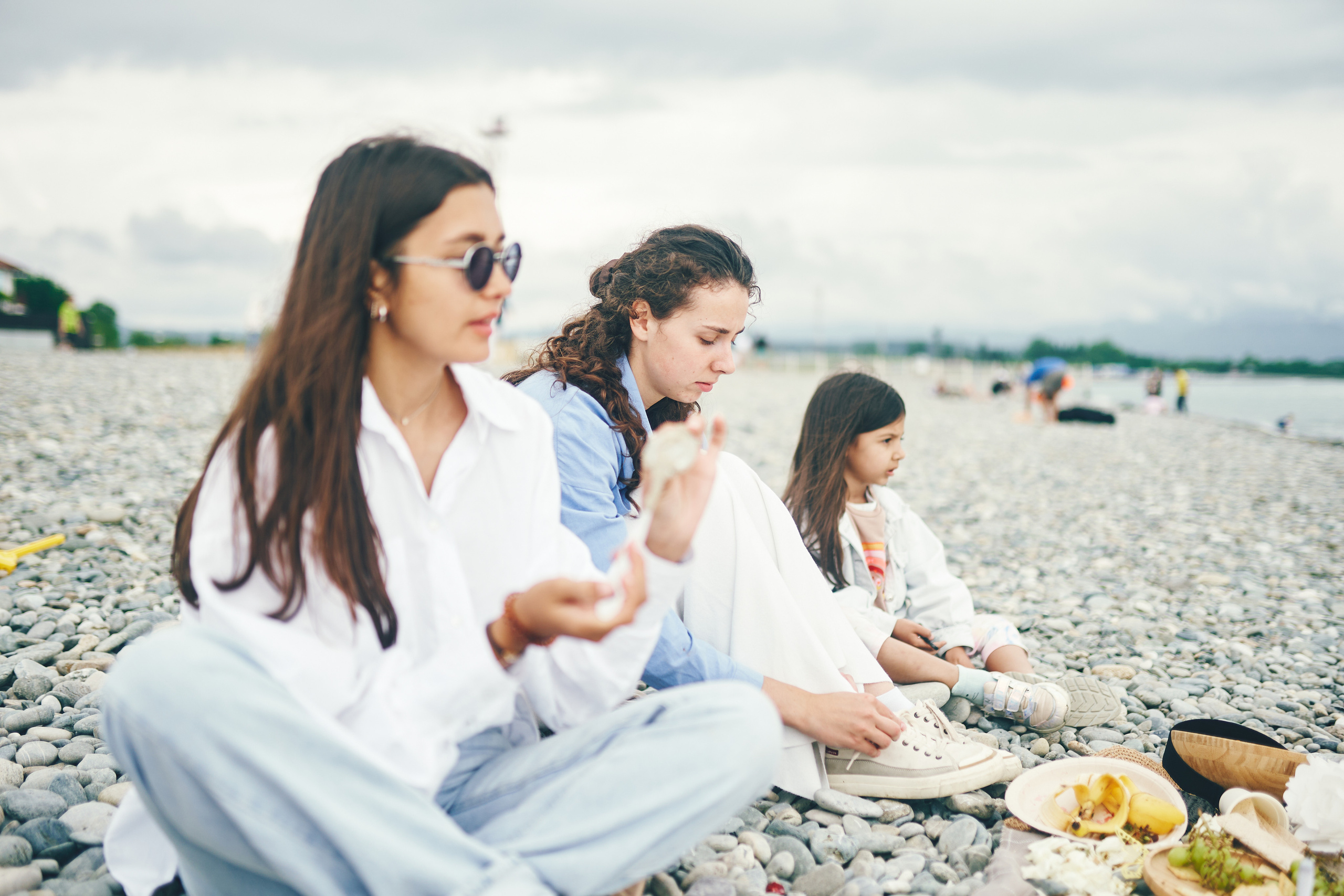 Репортажная съемка женского пикника на берегу Черного моря. Фотограф в Сочи Катя Гончарова