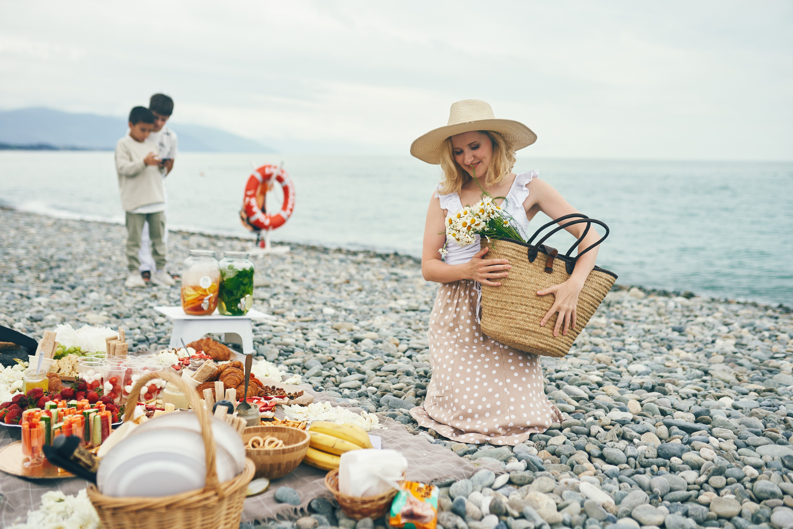Репортажная съемка женского пикника на берегу Черного моря. Фотограф в Сочи Катя Гончарова