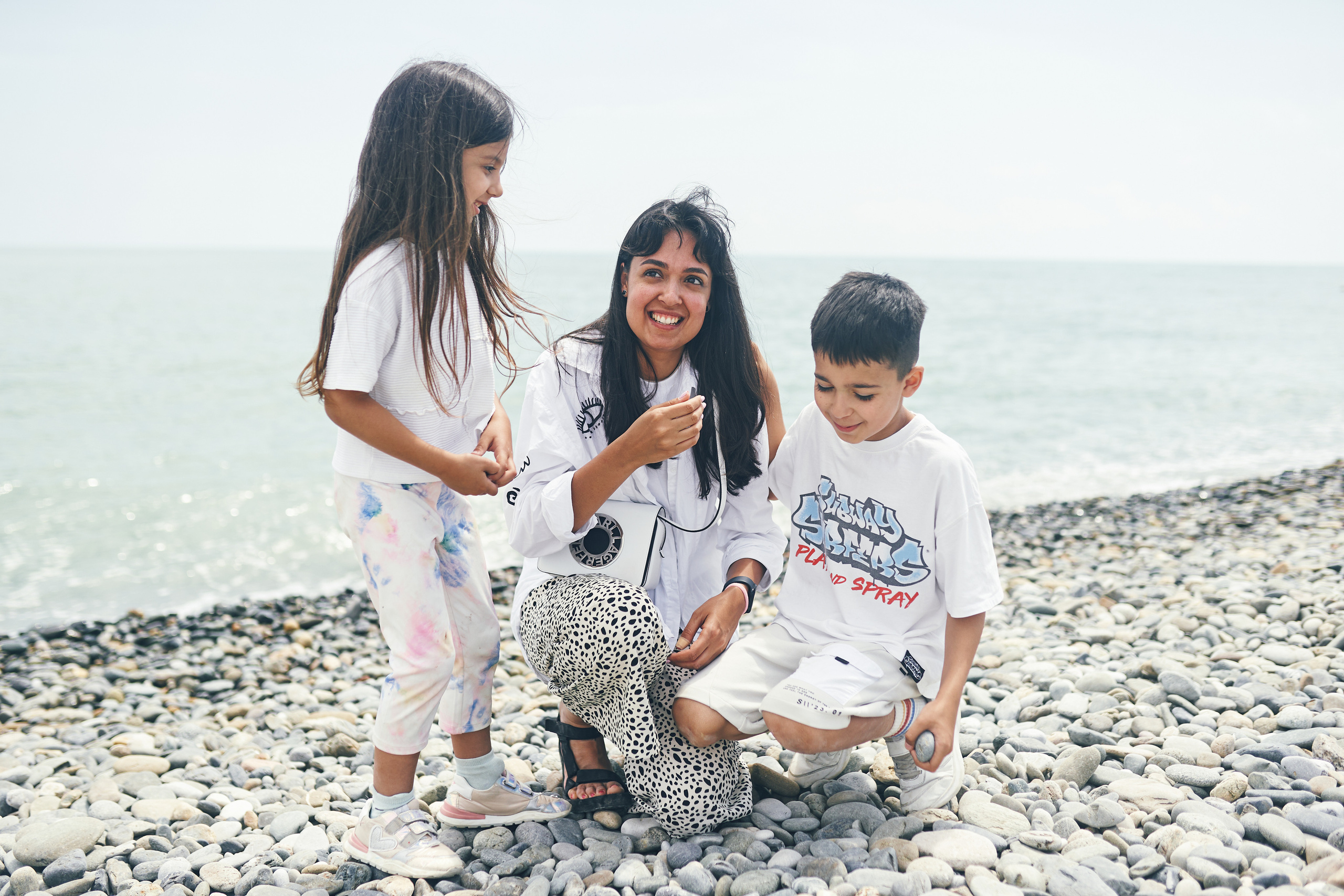 Репортажная съемка женского пикника на берегу Черного моря. Фотограф в Сочи Катя Гончарова