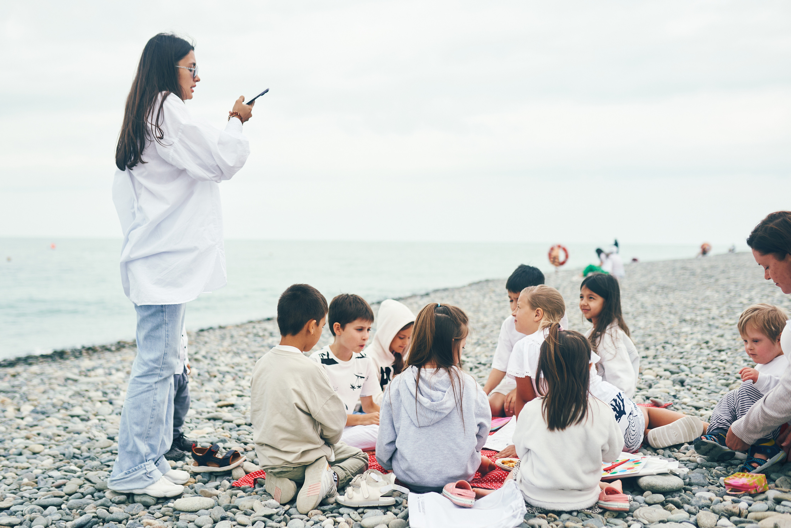 Репортажная съемка женского пикника на берегу Черного моря. Фотограф в Сочи Катя Гончарова