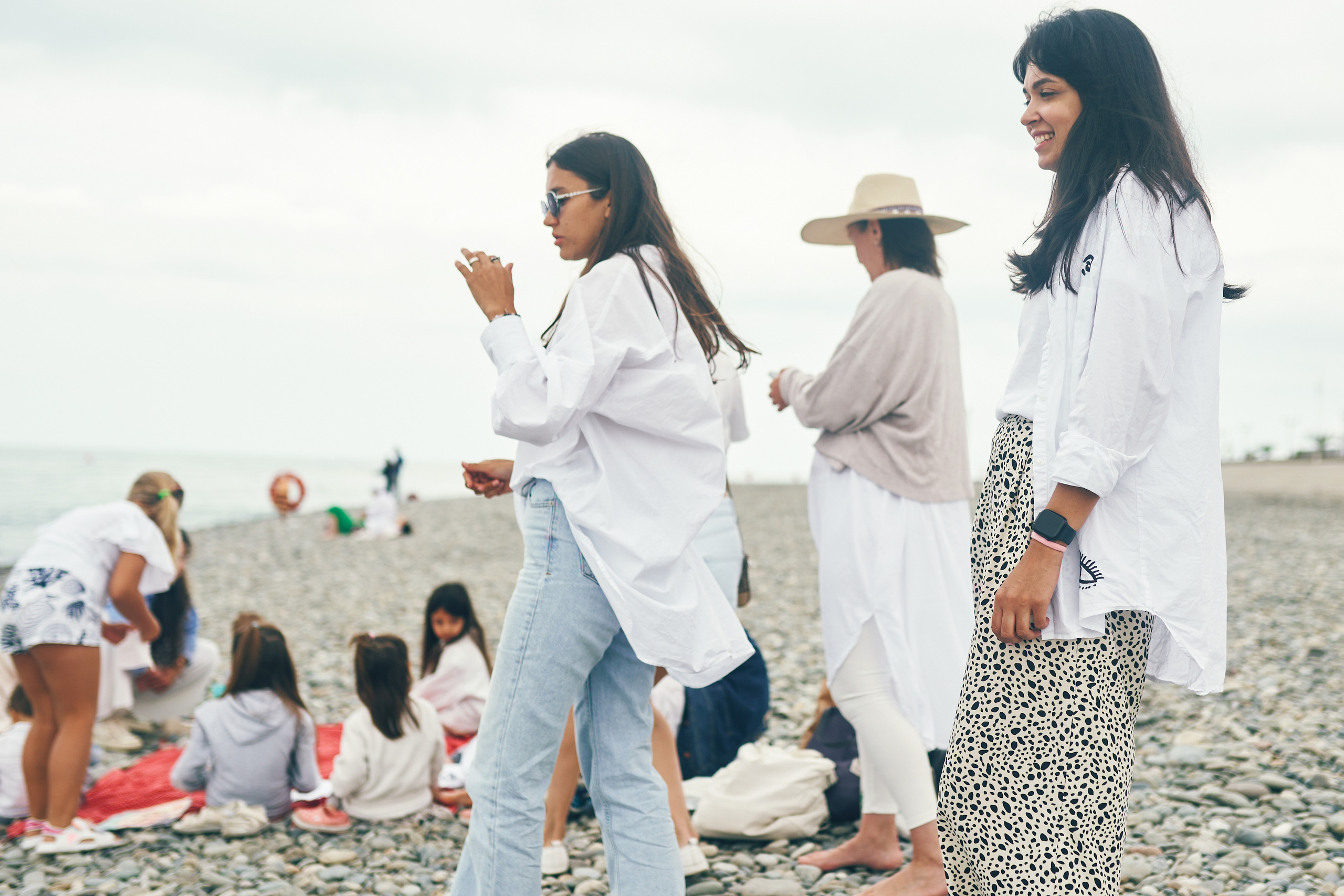 Репортажная съемка женского пикника на берегу Черного моря. Фотограф в Сочи Катя Гончарова