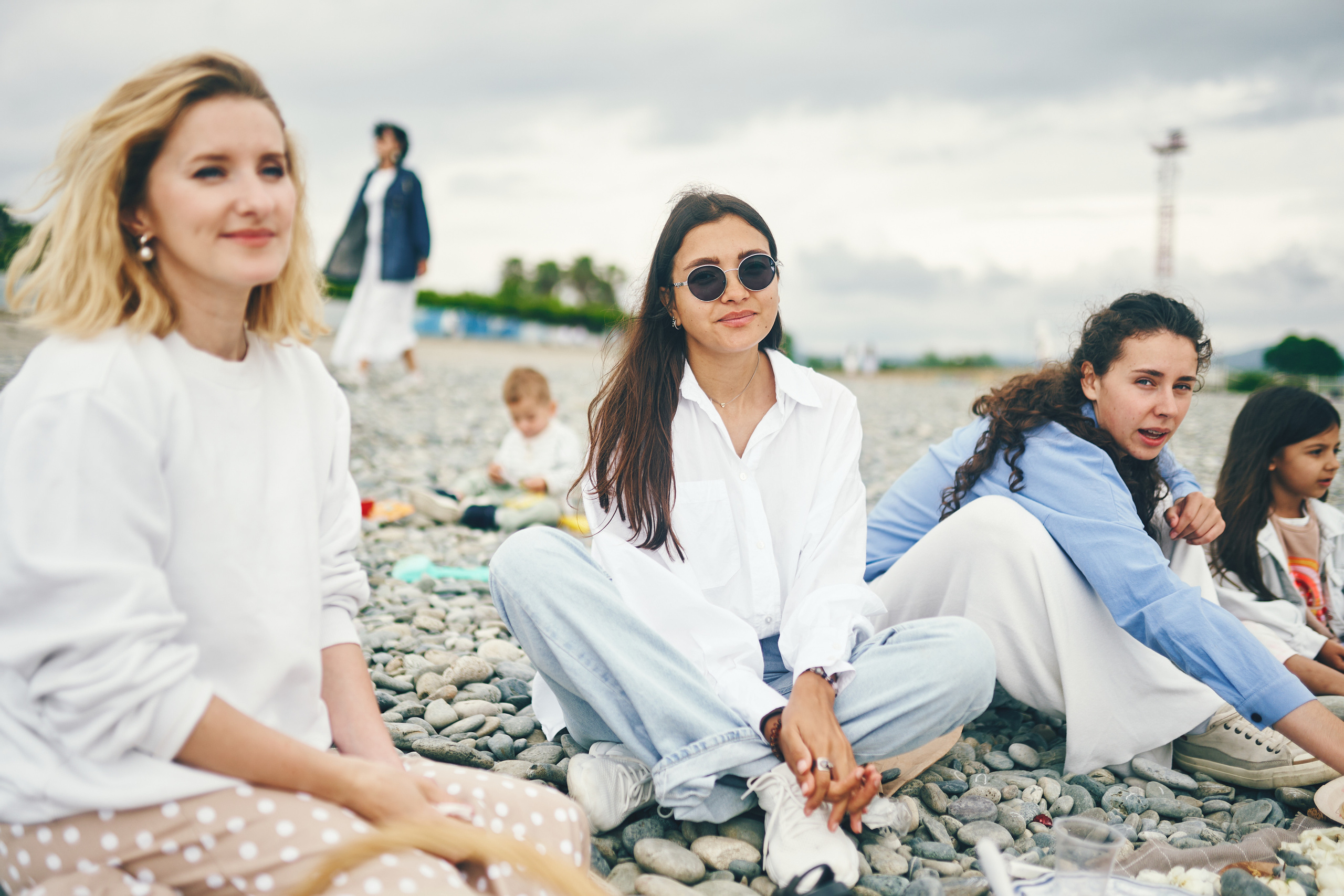 Репортажная съемка женского пикника на берегу Черного моря. Фотограф в Сочи Катя Гончарова