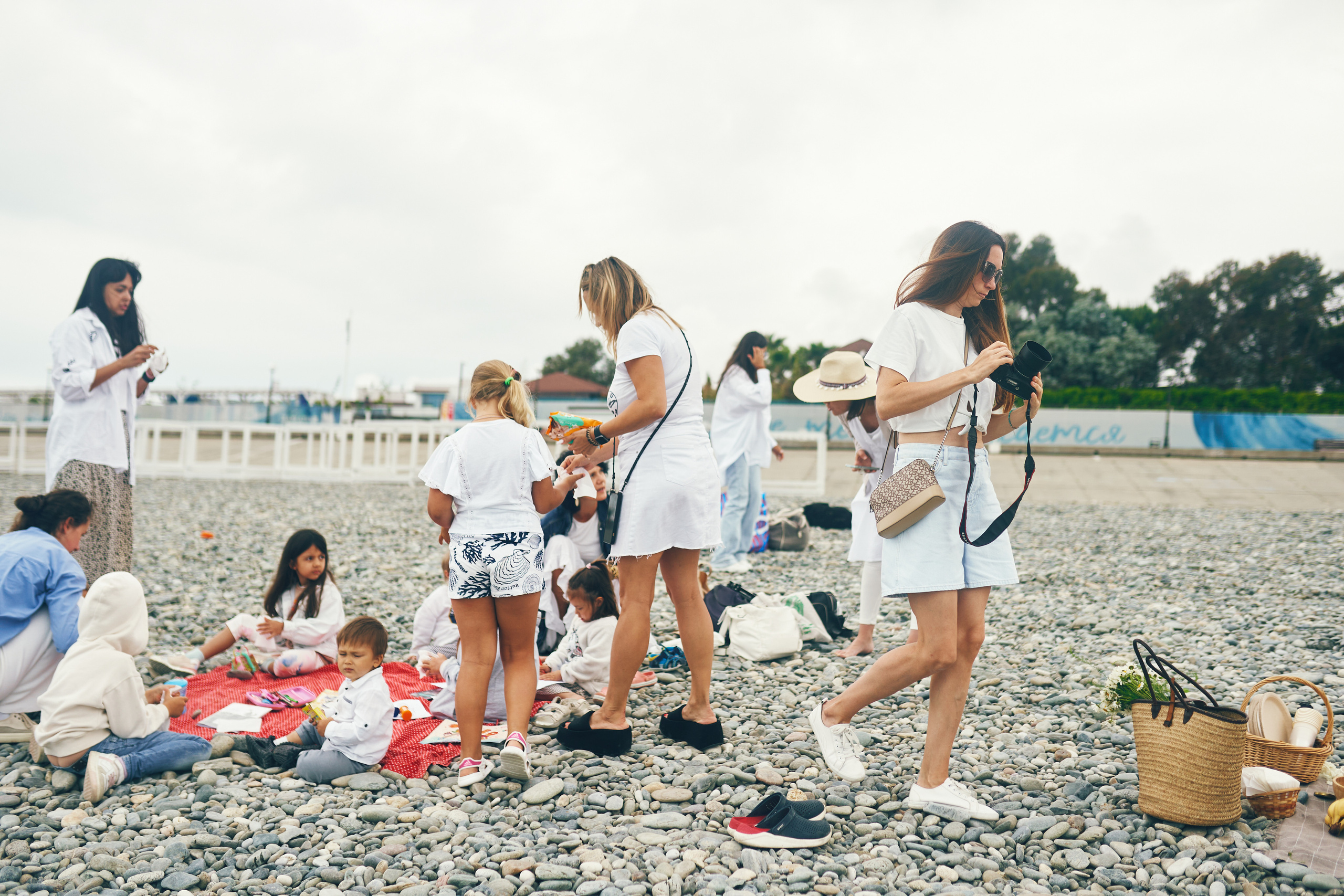 Репортажная съемка женского пикника на берегу Черного моря. Фотограф в Сочи Катя Гончарова