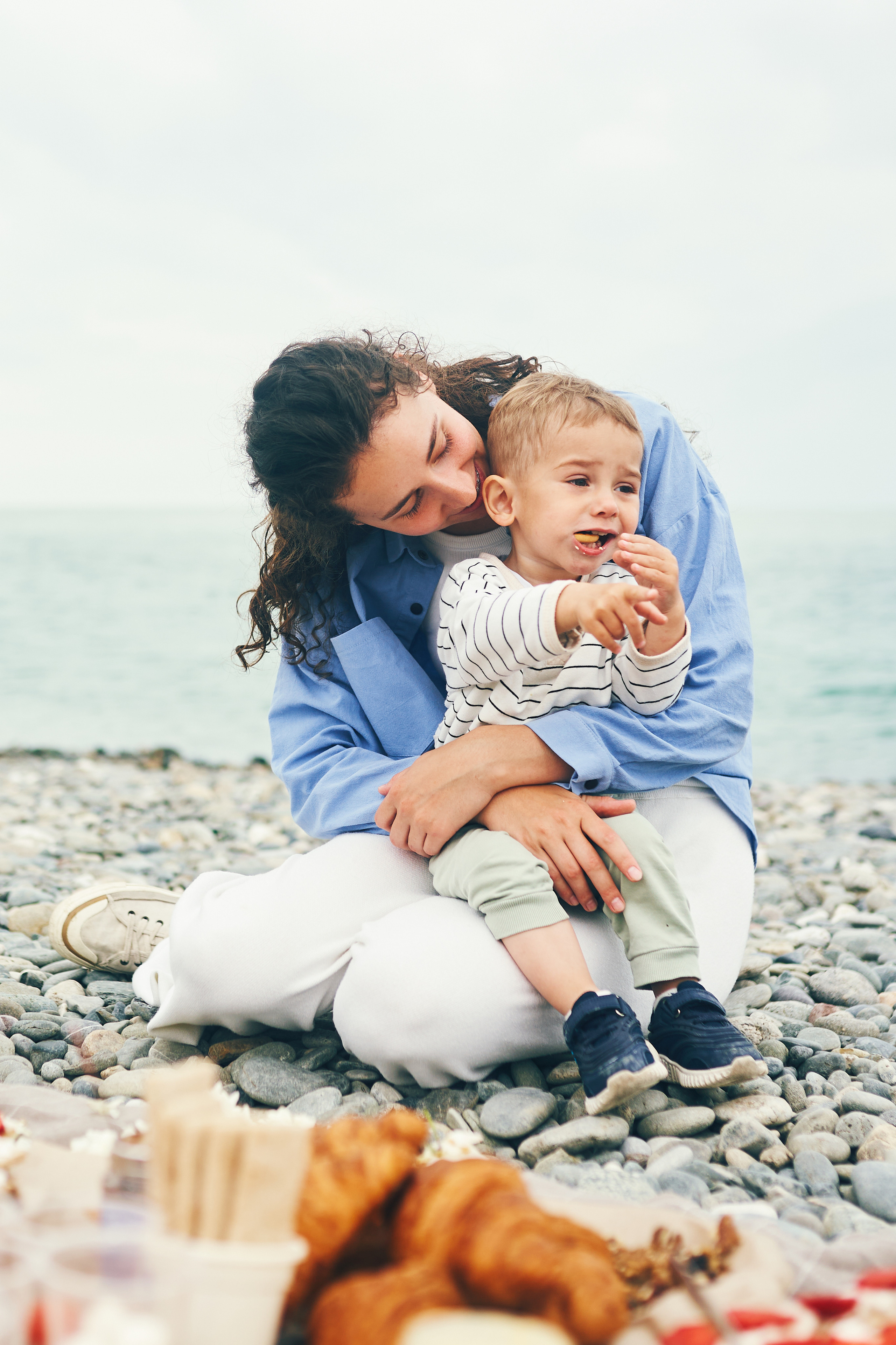 Репортажная съемка женского пикника на берегу Черного моря. Фотограф в Сочи Катя Гончарова