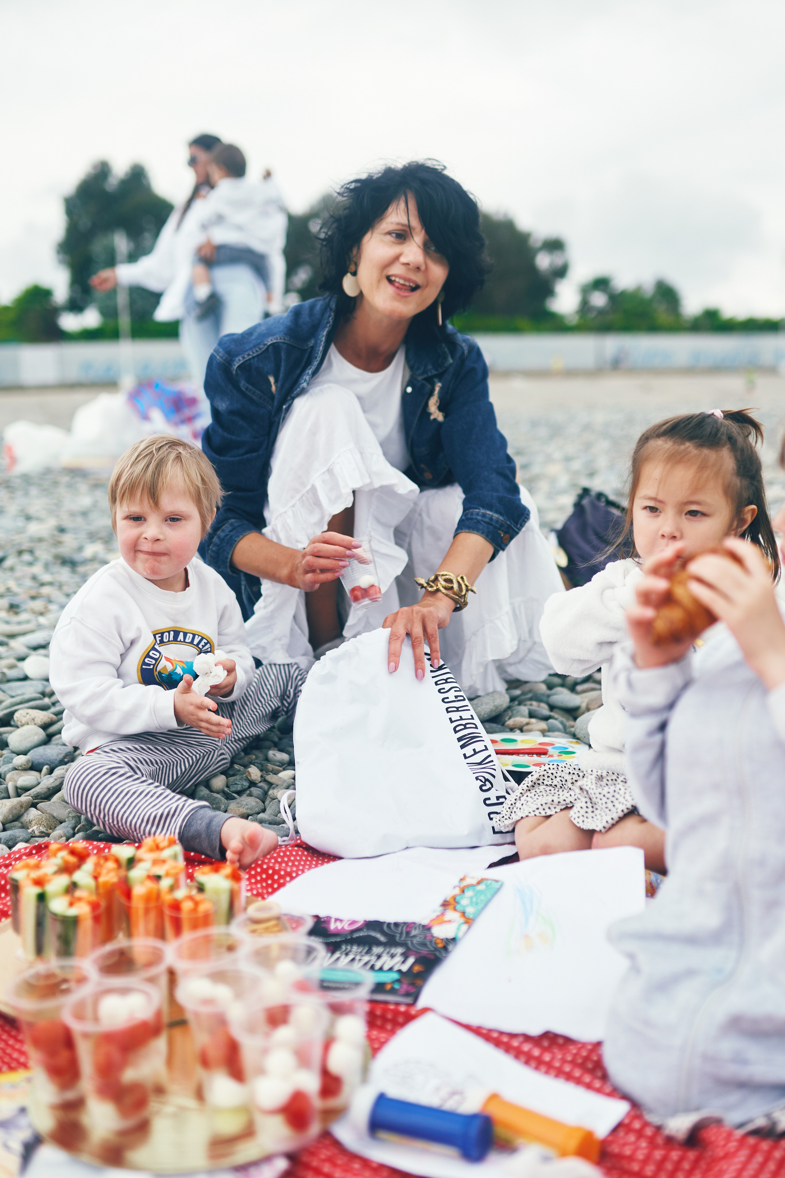 Репортажная съемка женского пикника на берегу Черного моря. Фотограф в Сочи Катя Гончарова