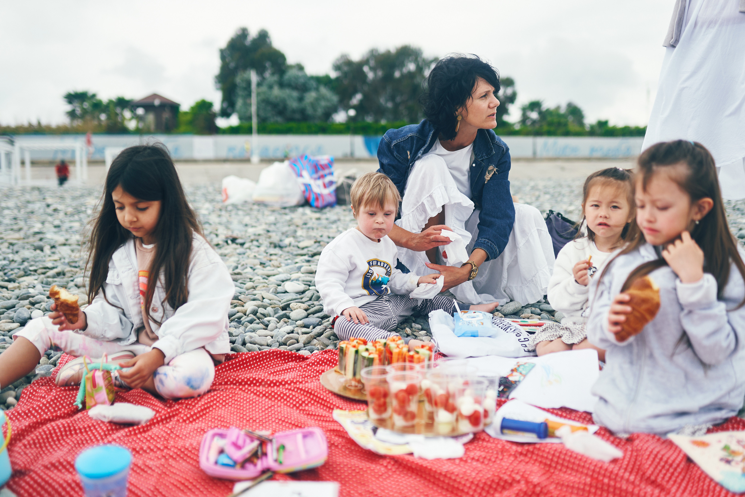 Репортажная съемка женского пикника на берегу Черного моря. Фотограф в Сочи Катя Гончарова