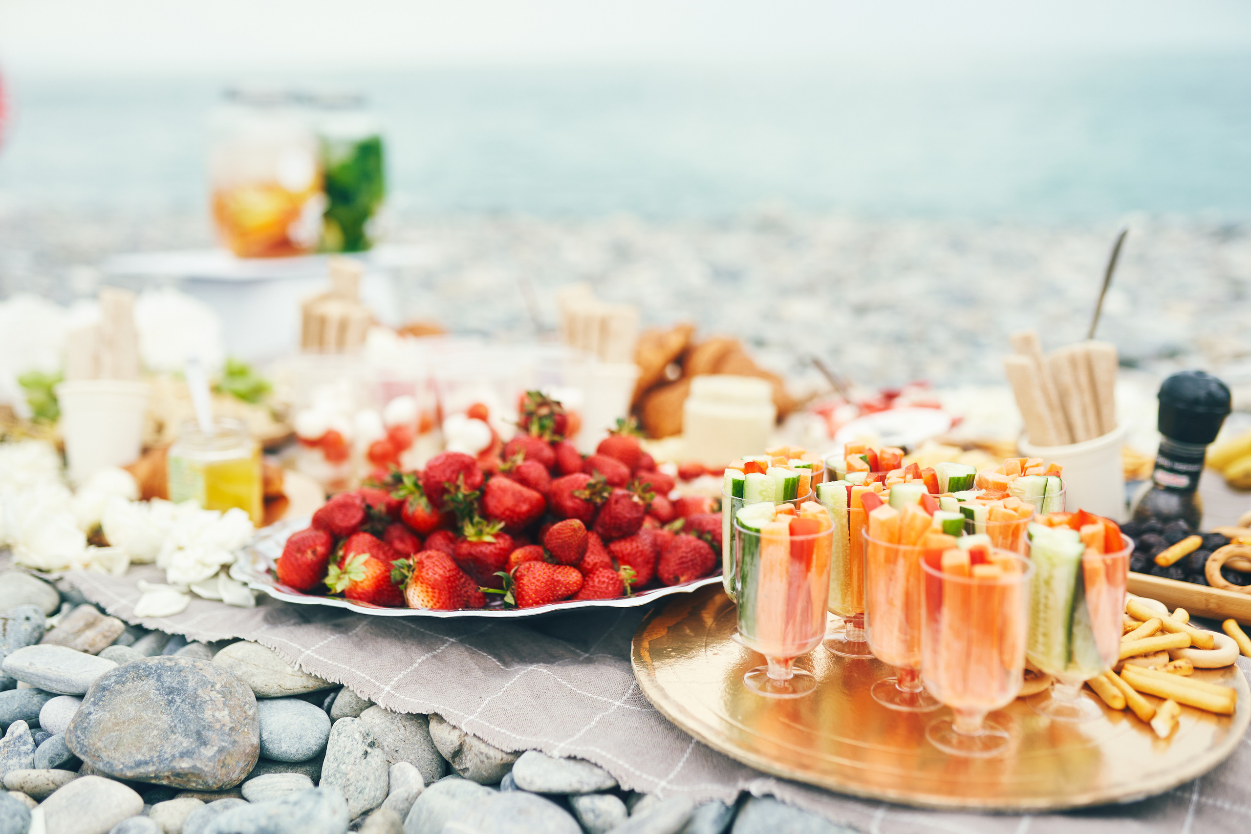 Репортажная съемка женского пикника на берегу Черного моря. Фотограф в Сочи Катя Гончарова