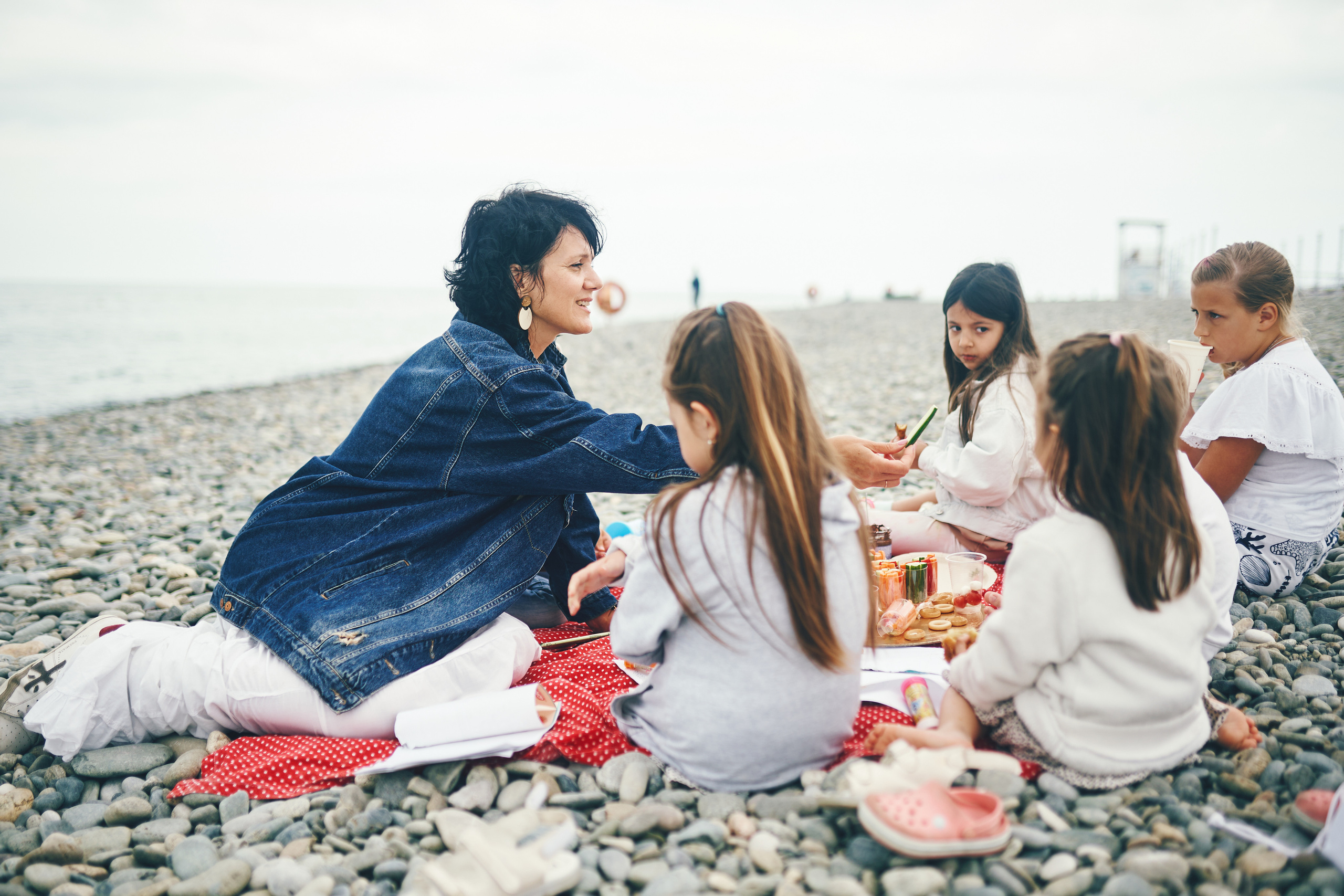Репортажная съемка женского пикника на берегу Черного моря. Фотограф в Сочи Катя Гончарова
