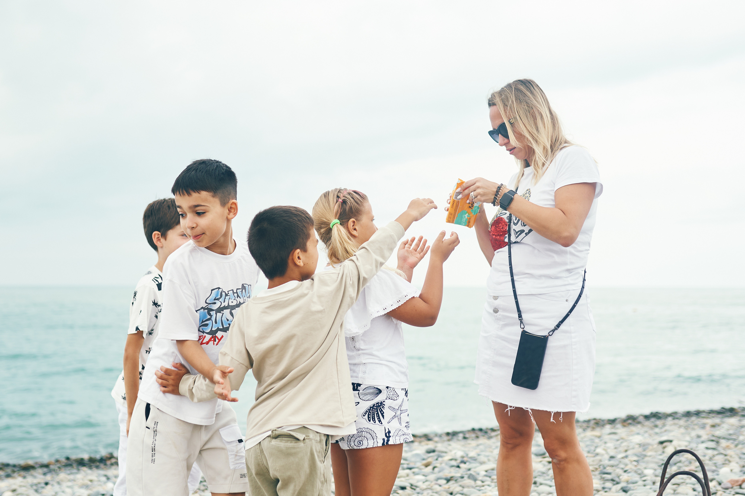 Репортажная съемка женского пикника на берегу Черного моря. Фотограф в Сочи Катя Гончарова