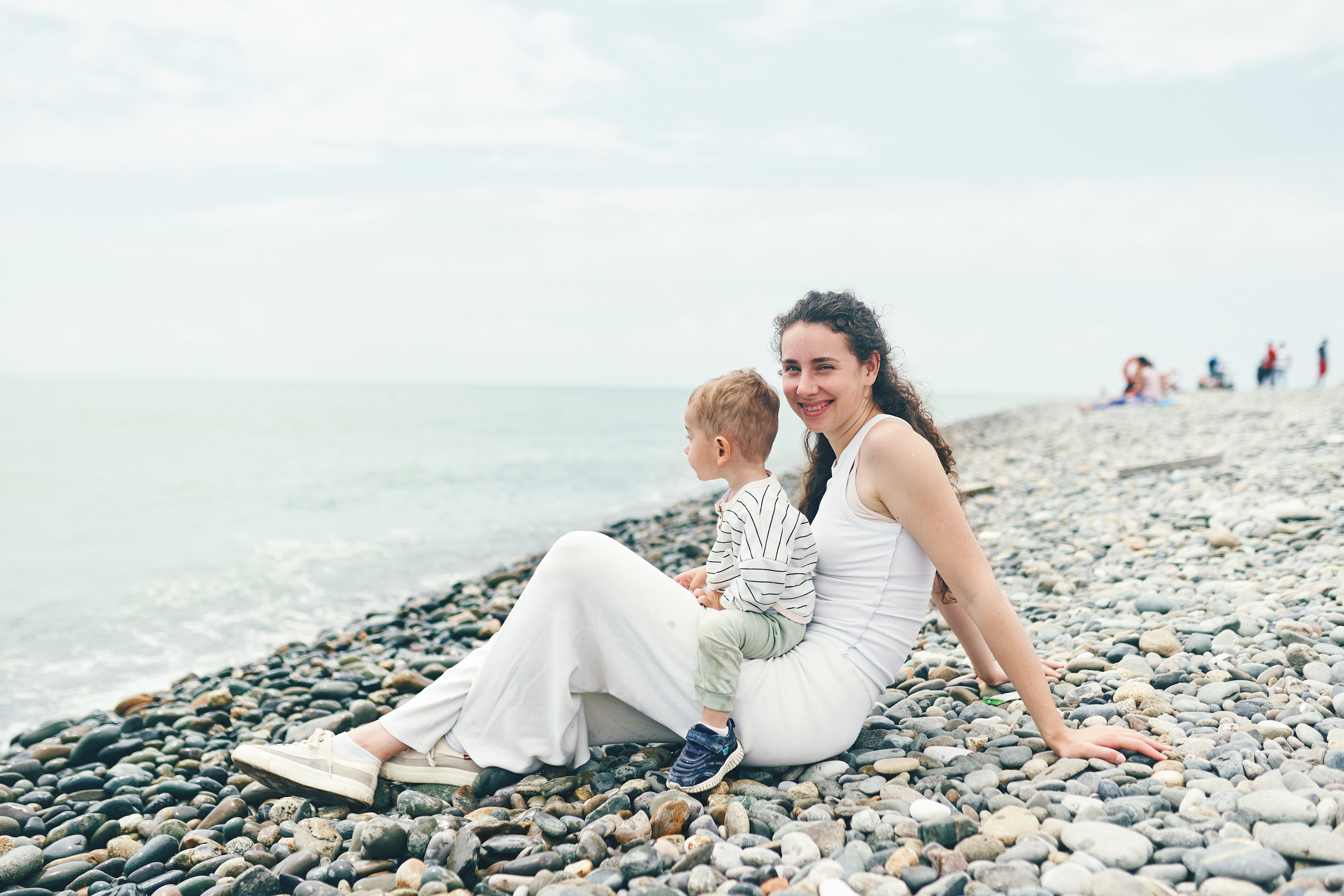 Репортажная съемка женского пикника на берегу Черного моря. Фотограф в Сочи Катя Гончарова