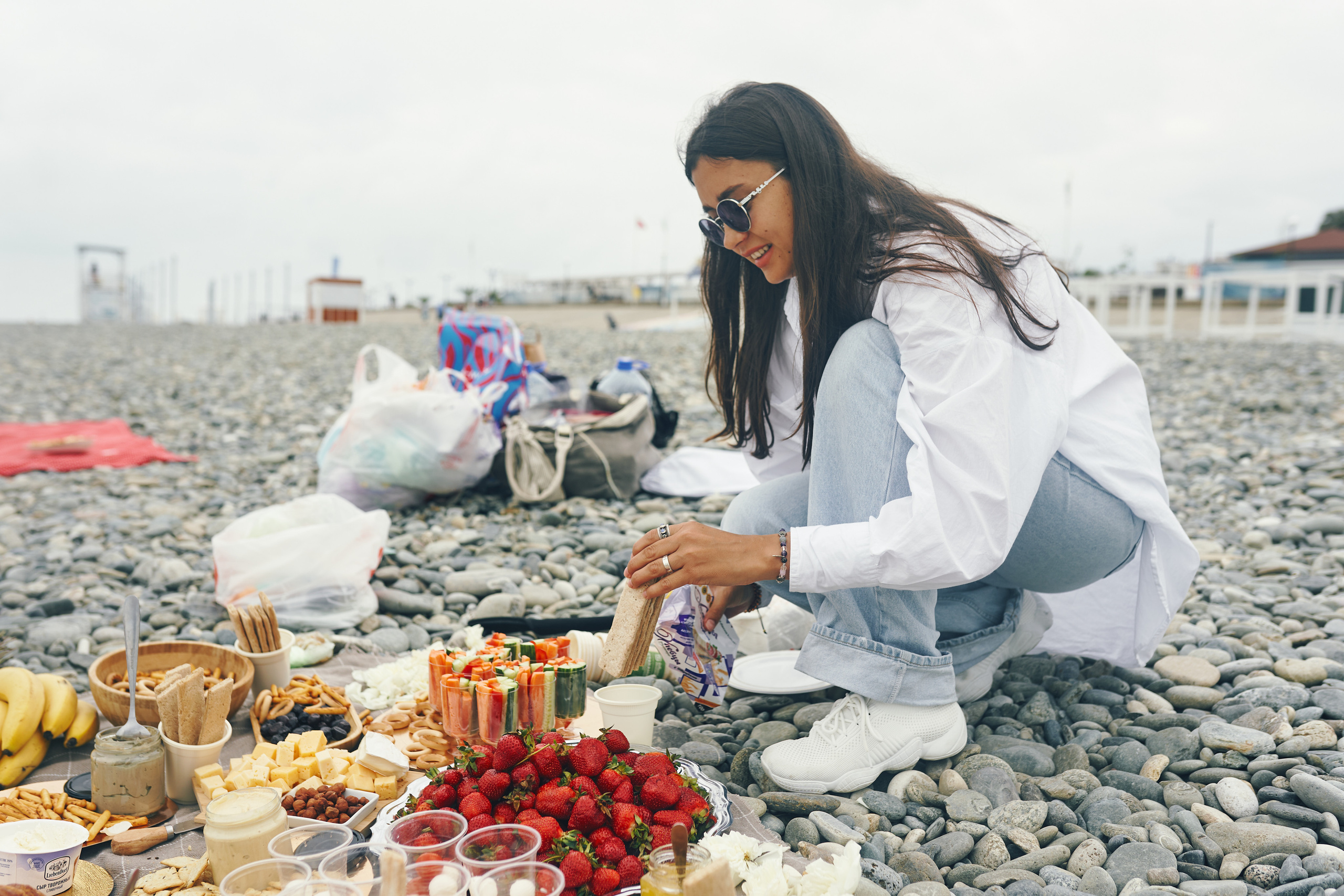 Репортажная съемка женского пикника на берегу Черного моря. Фотограф в Сочи Катя Гончарова