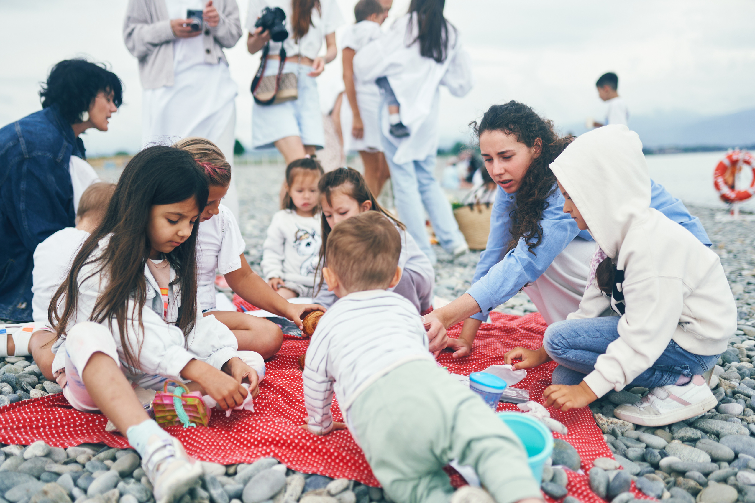 Репортажная съемка женского пикника на берегу Черного моря. Фотограф в Сочи Катя Гончарова