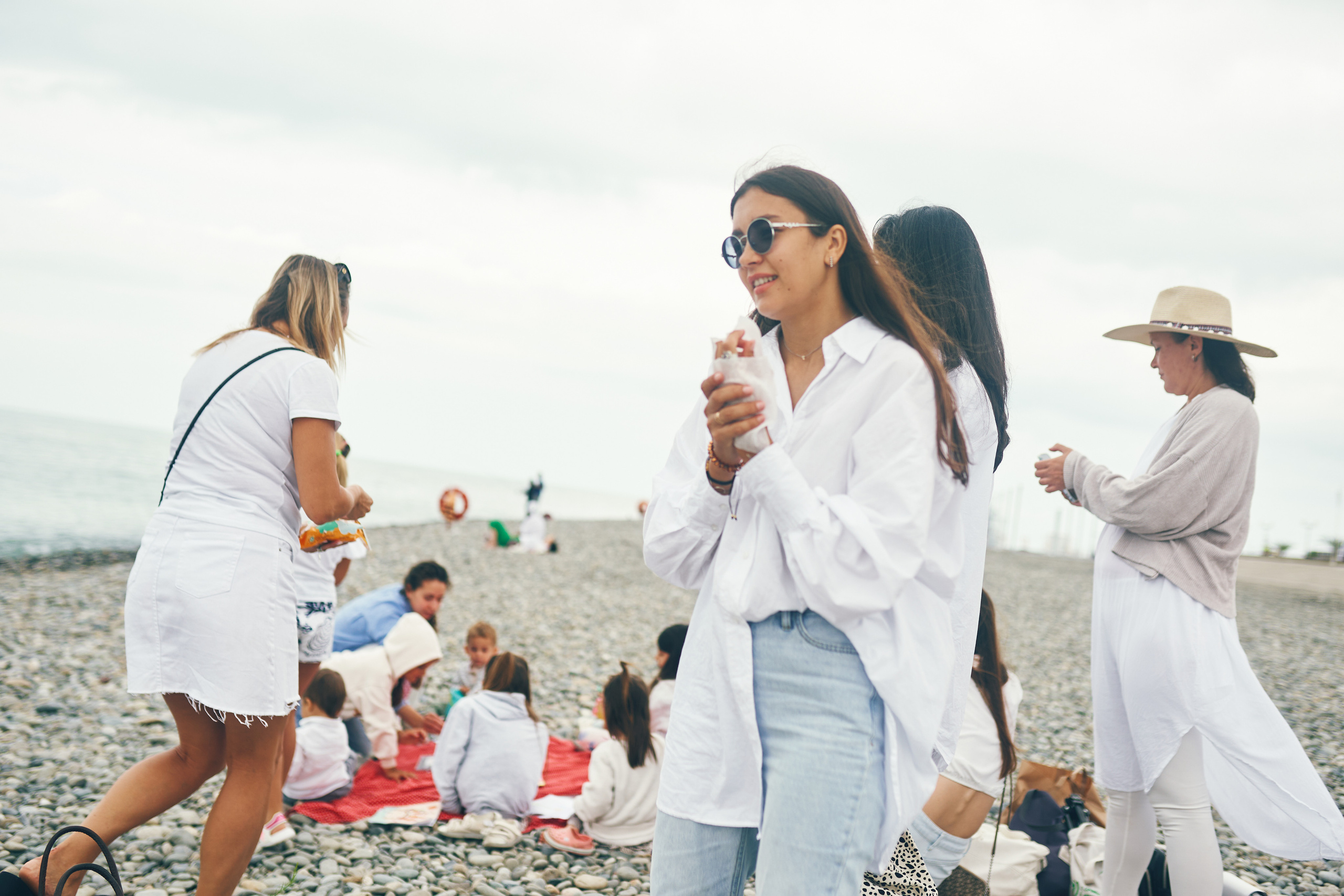 Репортажная съемка женского пикника на берегу Черного моря. Фотограф в Сочи Катя Гончарова
