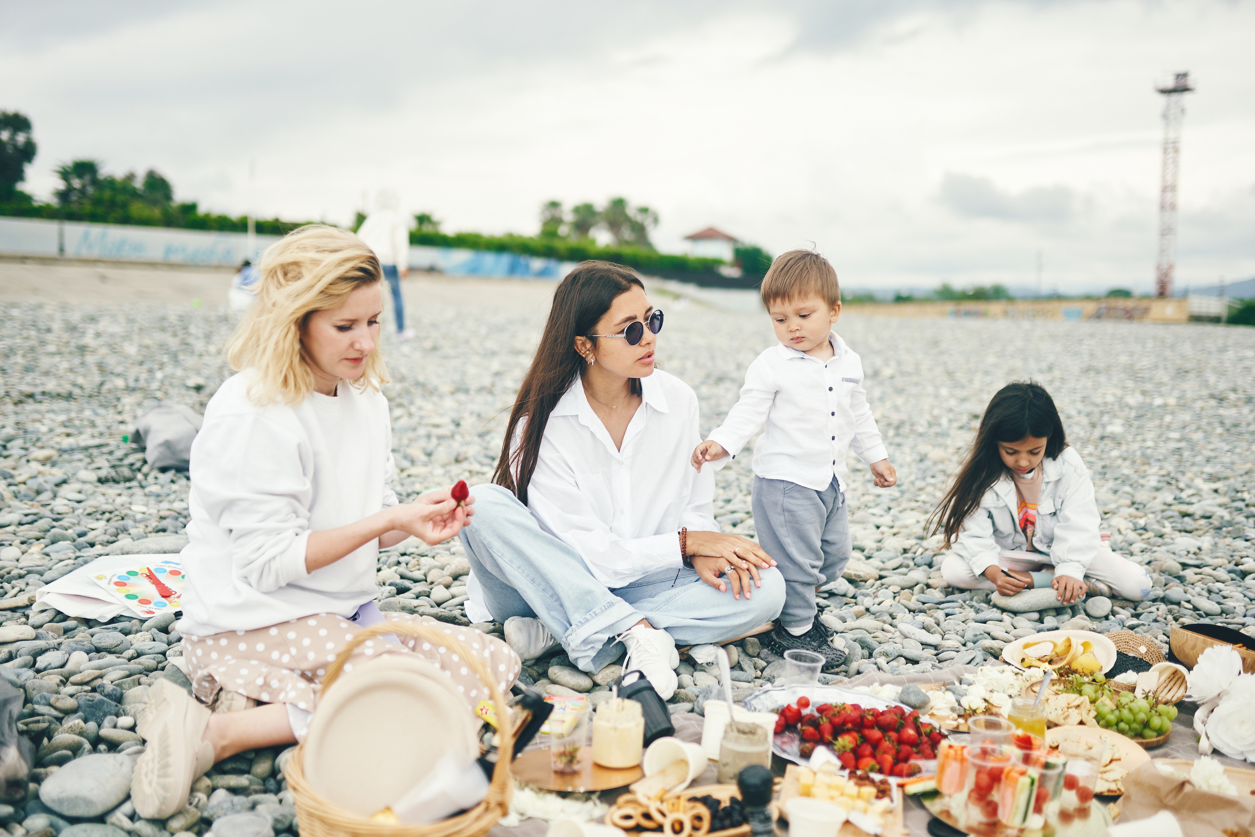 Репортажная съемка женского пикника на берегу Черного моря. Фотограф в Сочи Катя Гончарова