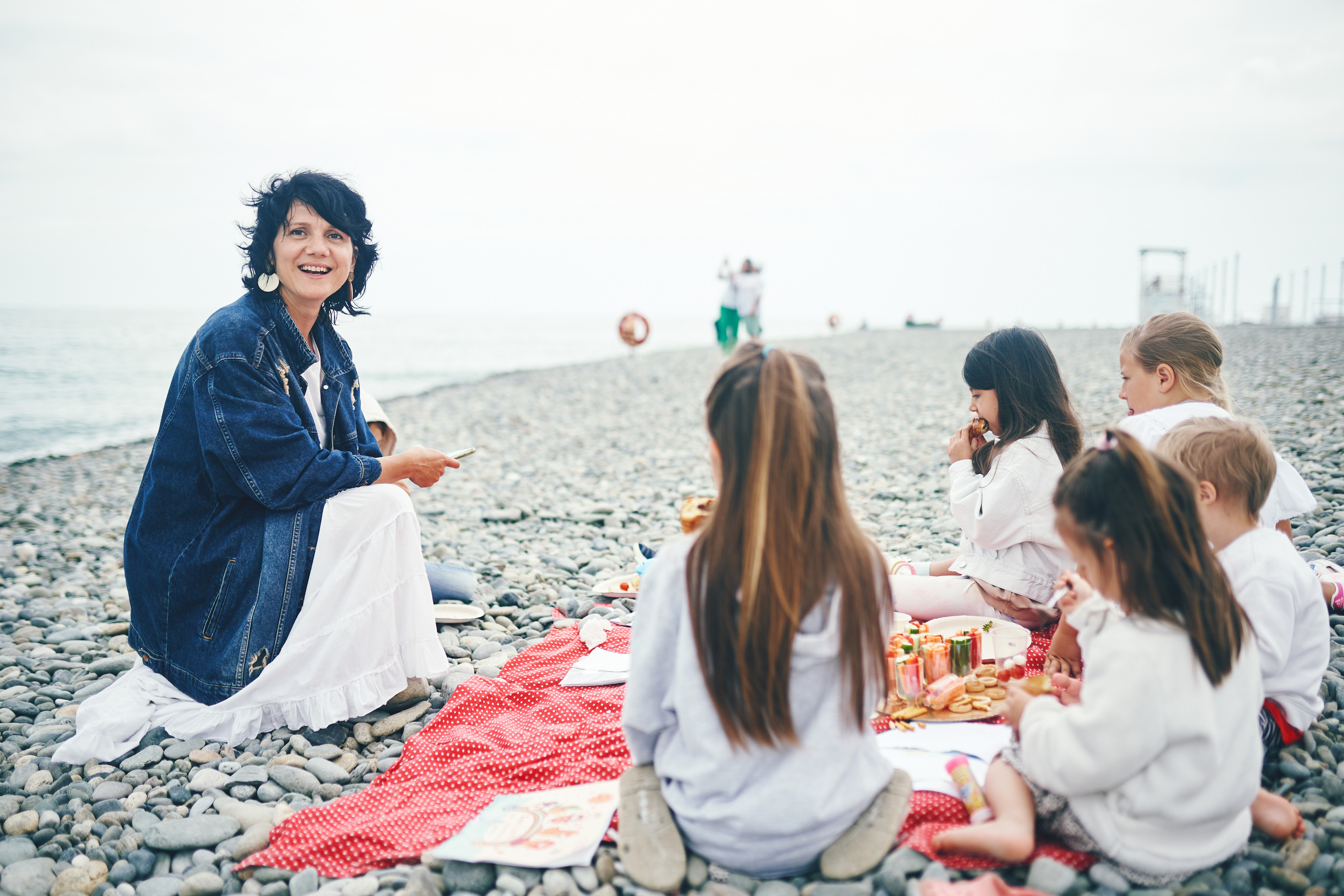 Репортажная съемка женского пикника на берегу Черного моря. Фотограф в Сочи Катя Гончарова