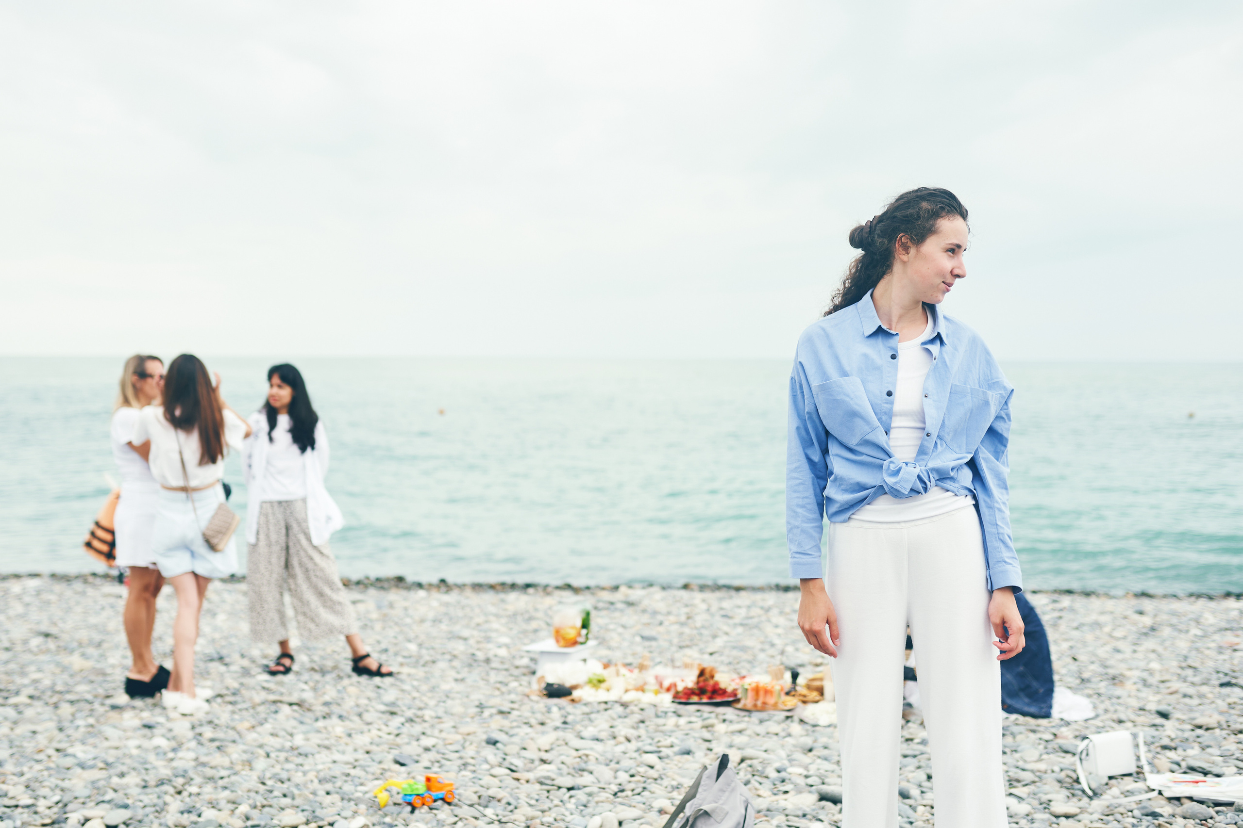 Репортажная съемка женского пикника на берегу Черного моря. Фотограф в Сочи Катя Гончарова