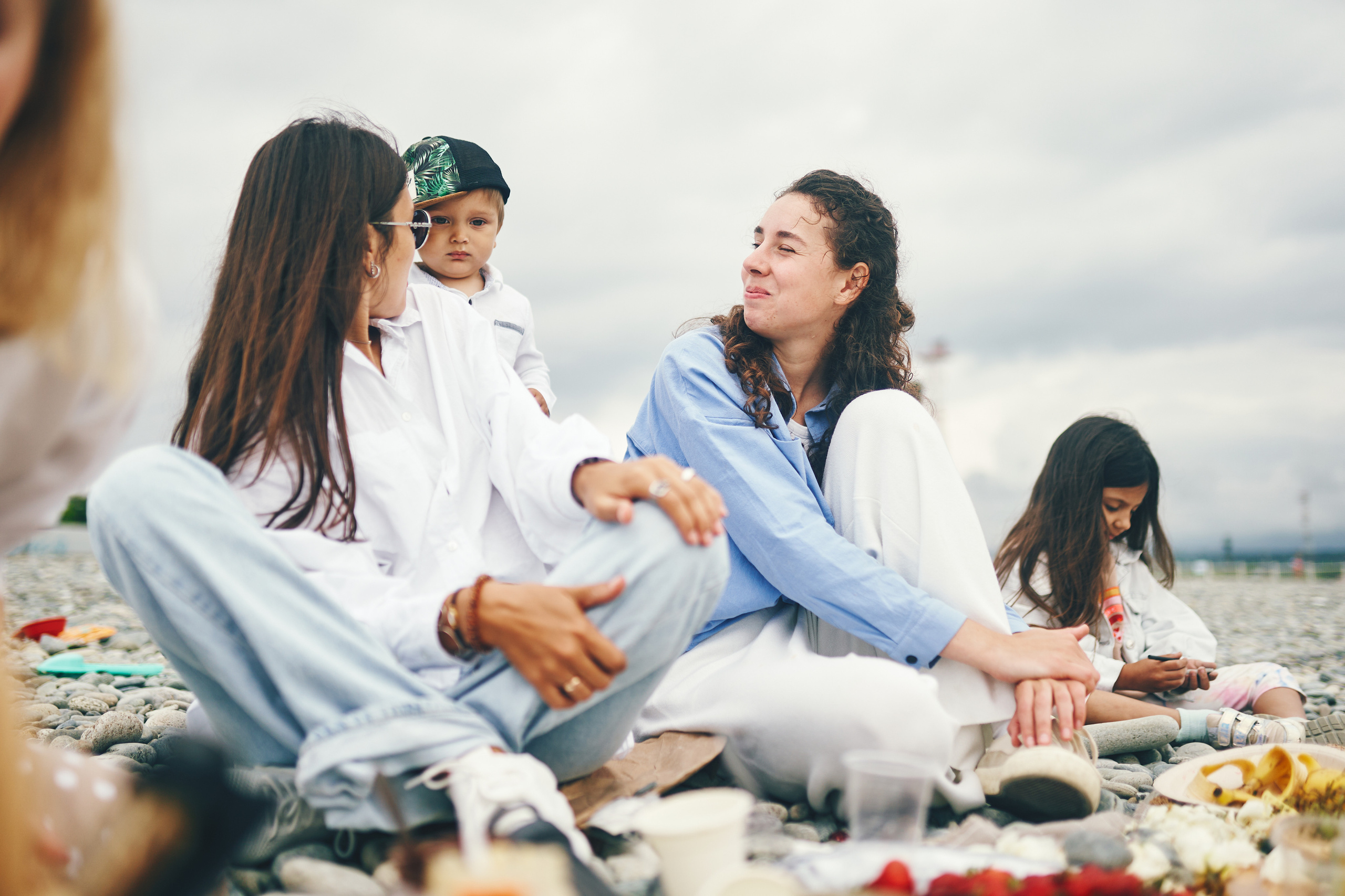 Репортажная съемка женского пикника на берегу Черного моря. Фотограф в Сочи Катя Гончарова