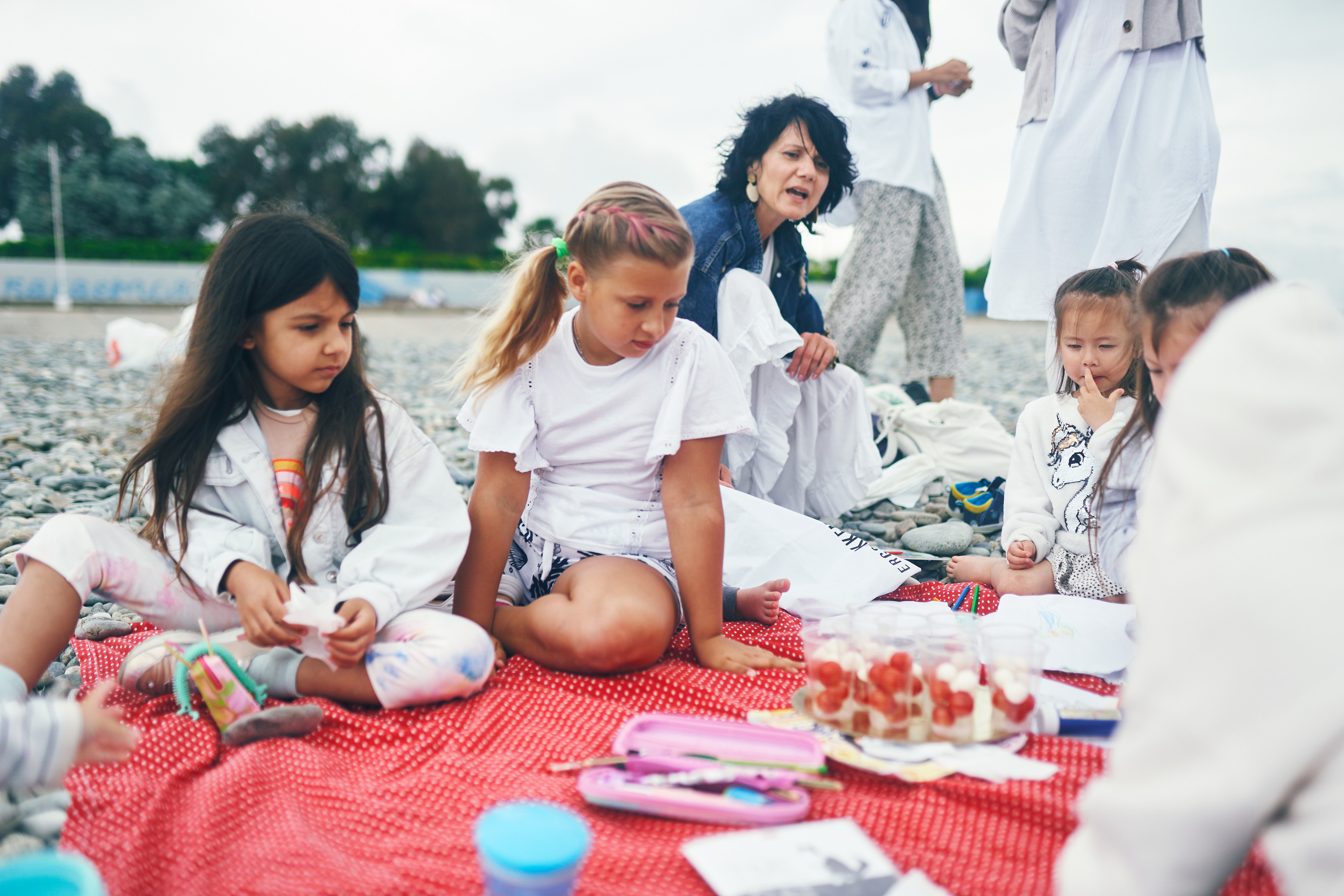 Репортажная съемка женского пикника на берегу Черного моря. Фотограф в Сочи Катя Гончарова